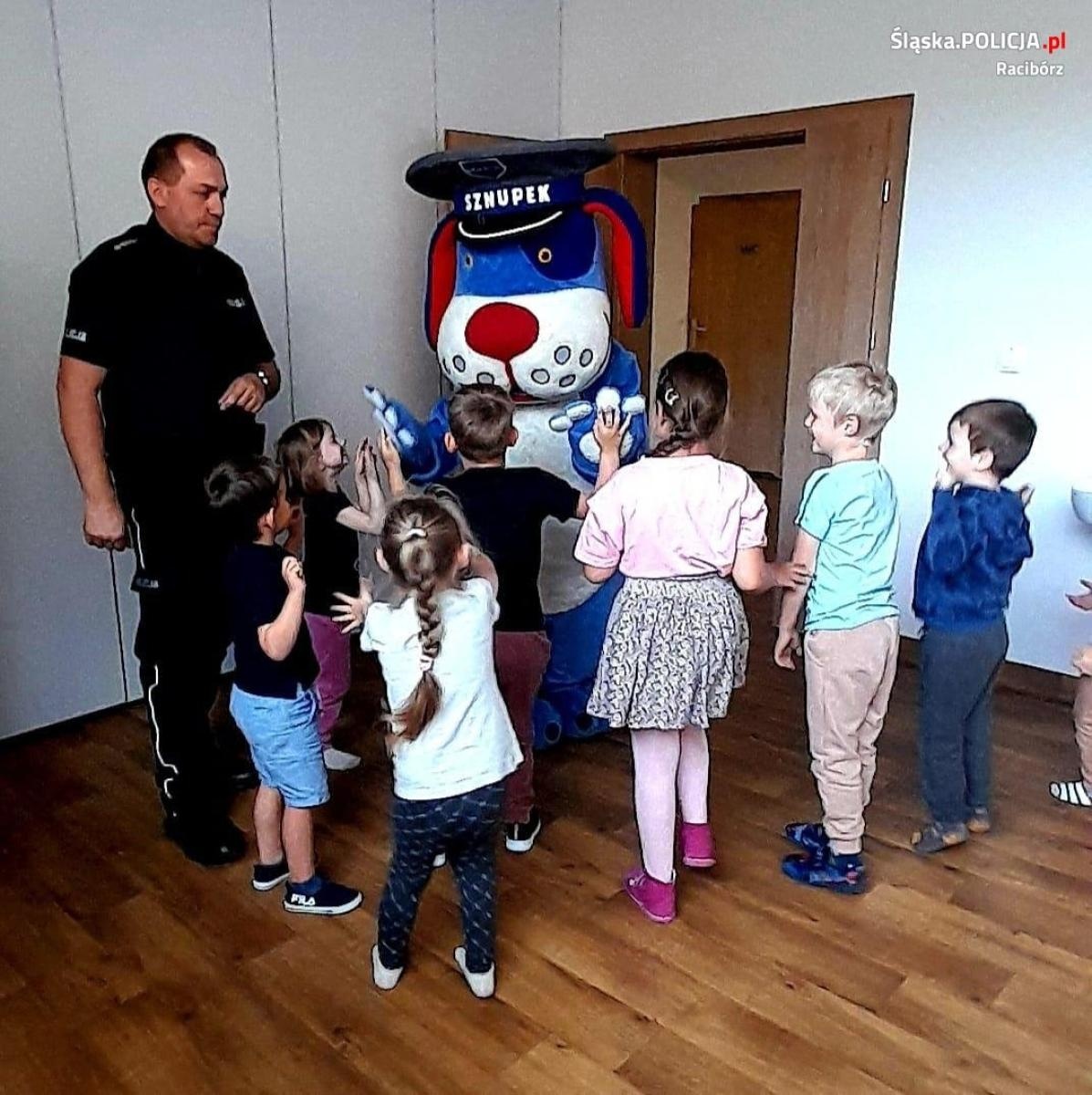 Zdjęcie w galerii na portalu naszraciborz.pl: Raciborscy dzielnicowi z wizytą w przedszkolu wiadomości z regionu