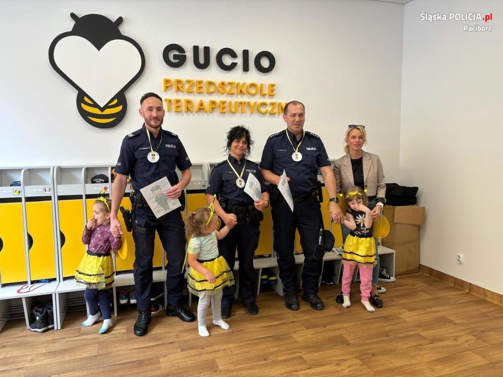 Zdjęcie w galerii na portalu naszraciborz.pl: Raciborscy dzielnicowi z wizytą w przedszkolu wiadomości z regionu