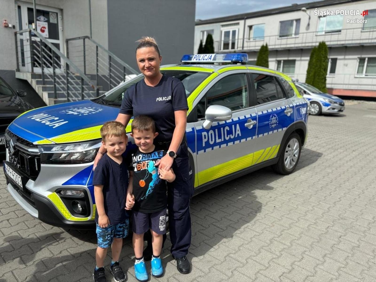 Zdjęcie w galerii na portalu naszraciborz.pl: Mali goście w komendzie przy Bosackiej [FOTO] wiadomości z regionu