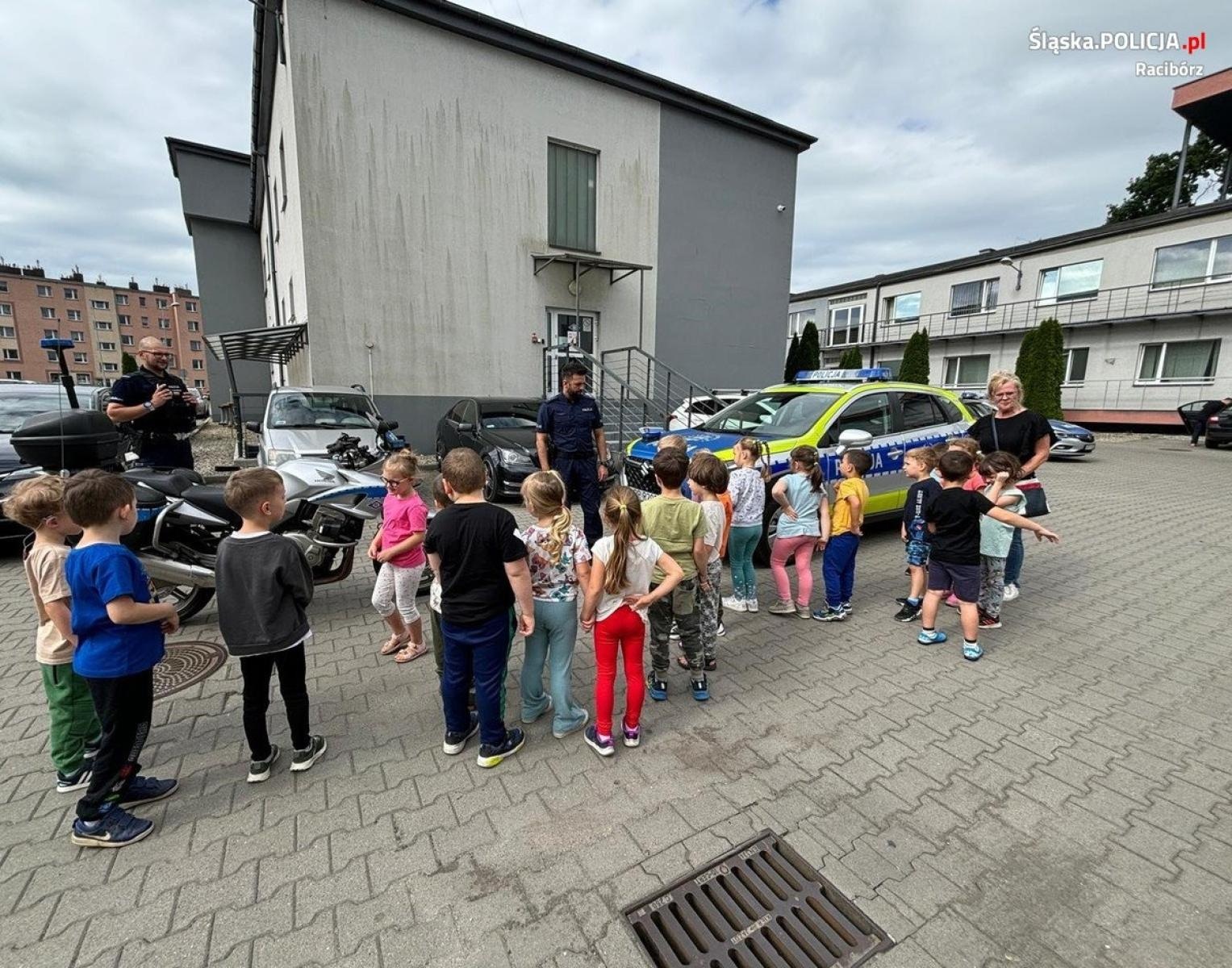 Zdjęcie w galerii na portalu naszraciborz.pl: Mali goście w komendzie przy Bosackiej [FOTO] wiadomości z regionu