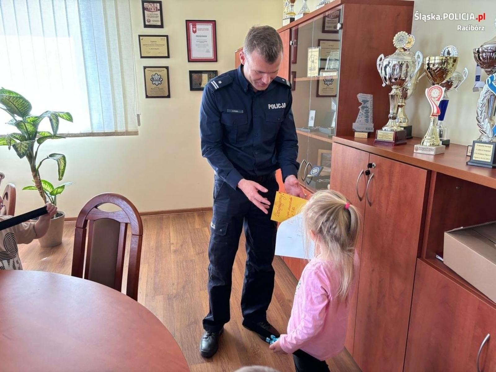 Zdjęcie w galerii na portalu naszraciborz.pl: Mali goście w komendzie przy Bosackiej [FOTO] wiadomości z regionu