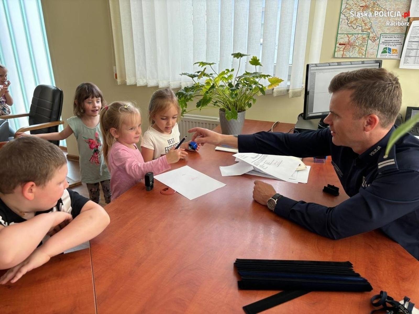 Zdjęcie w galerii na portalu naszraciborz.pl: Mali goście w komendzie przy Bosackiej [FOTO] wiadomości z regionu