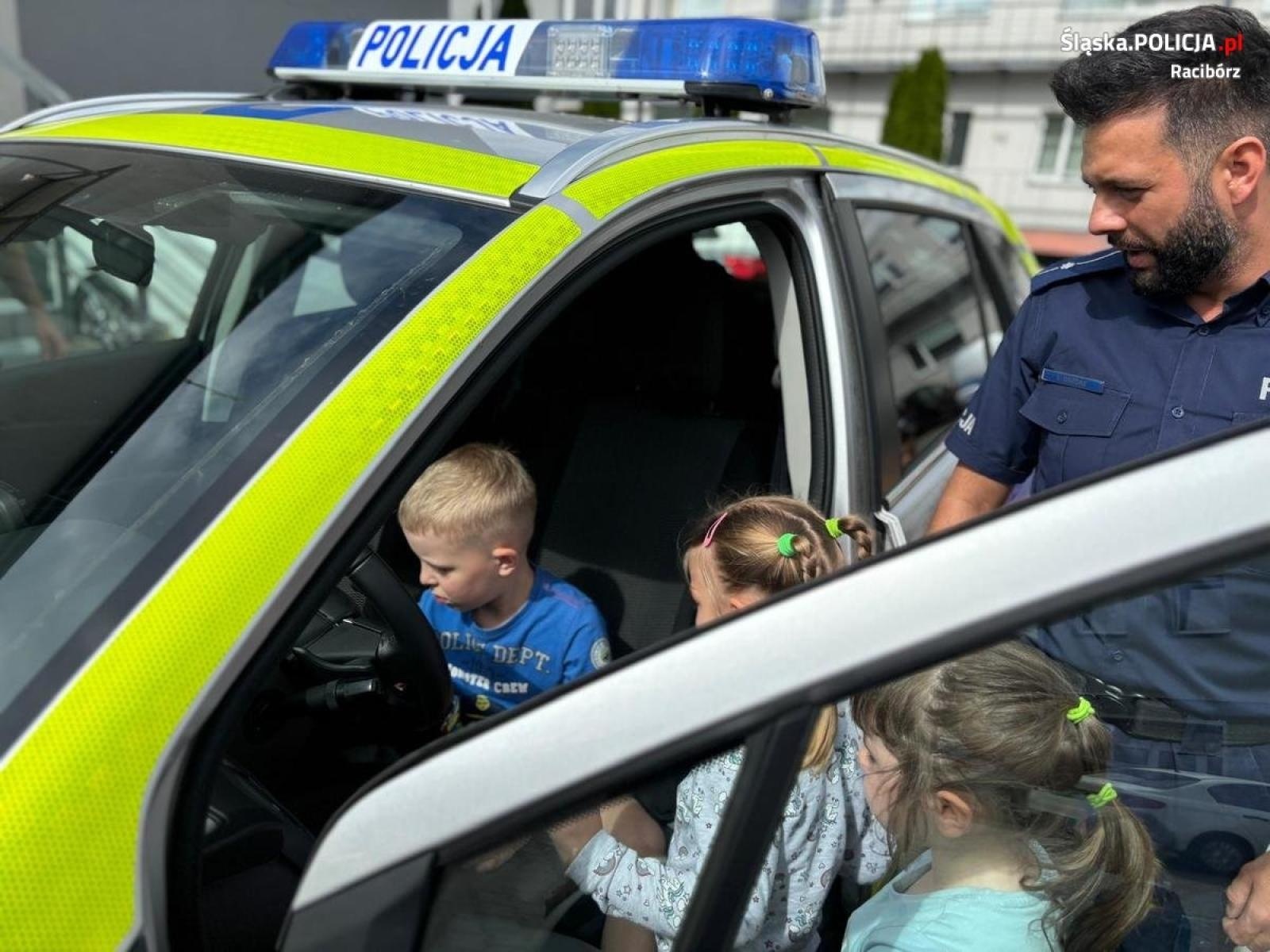Zdjęcie w galerii na portalu naszraciborz.pl: Mali goście w komendzie przy Bosackiej [FOTO] wiadomości z regionu