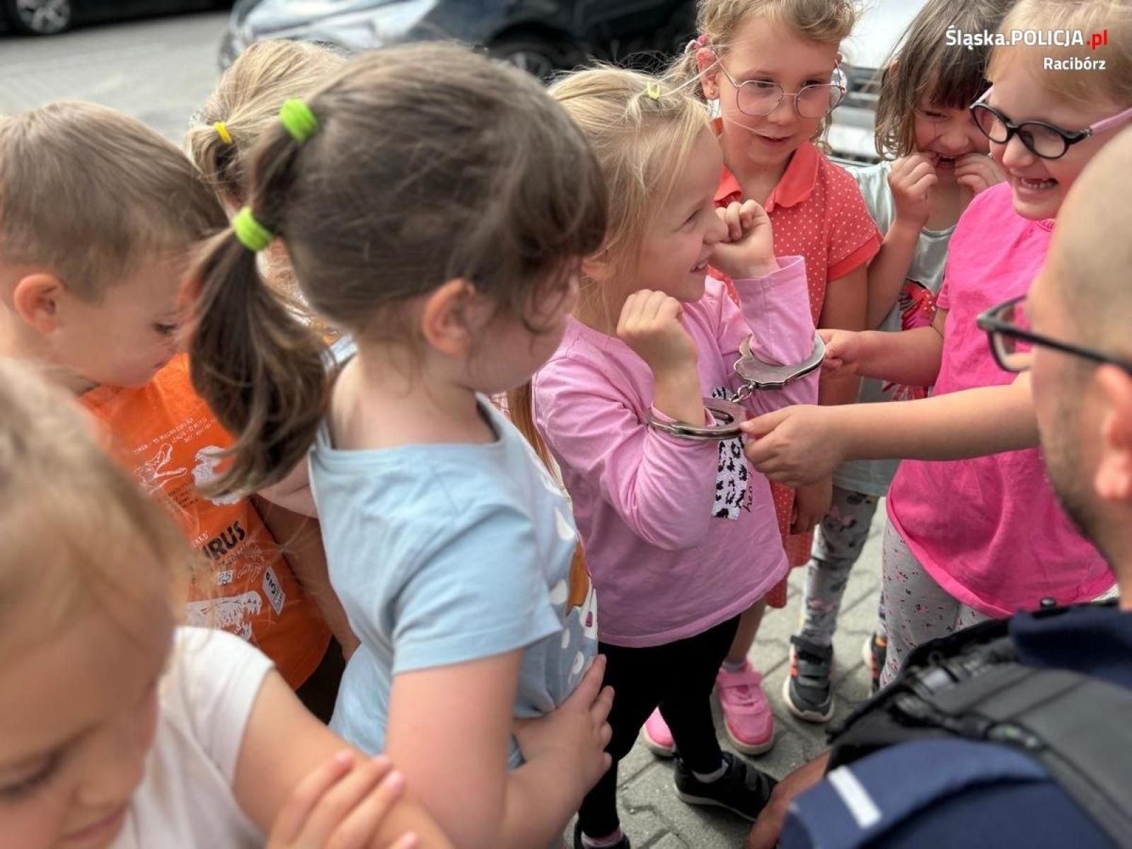 Zdjęcie w galerii na portalu naszraciborz.pl: Mali goście w komendzie przy Bosackiej [FOTO] wiadomości z regionu