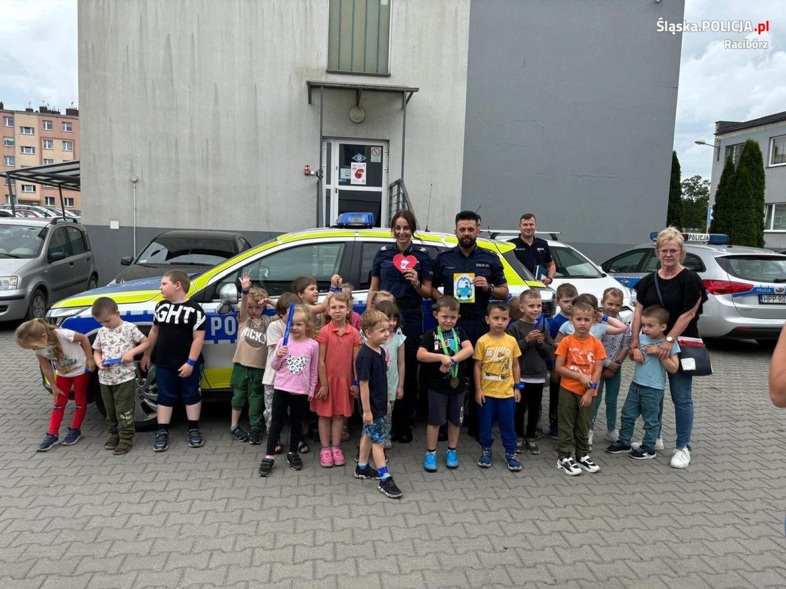 Zdjęcie w galerii na portalu naszraciborz.pl: Mali goście w komendzie przy Bosackiej [FOTO] wiadomości z regionu