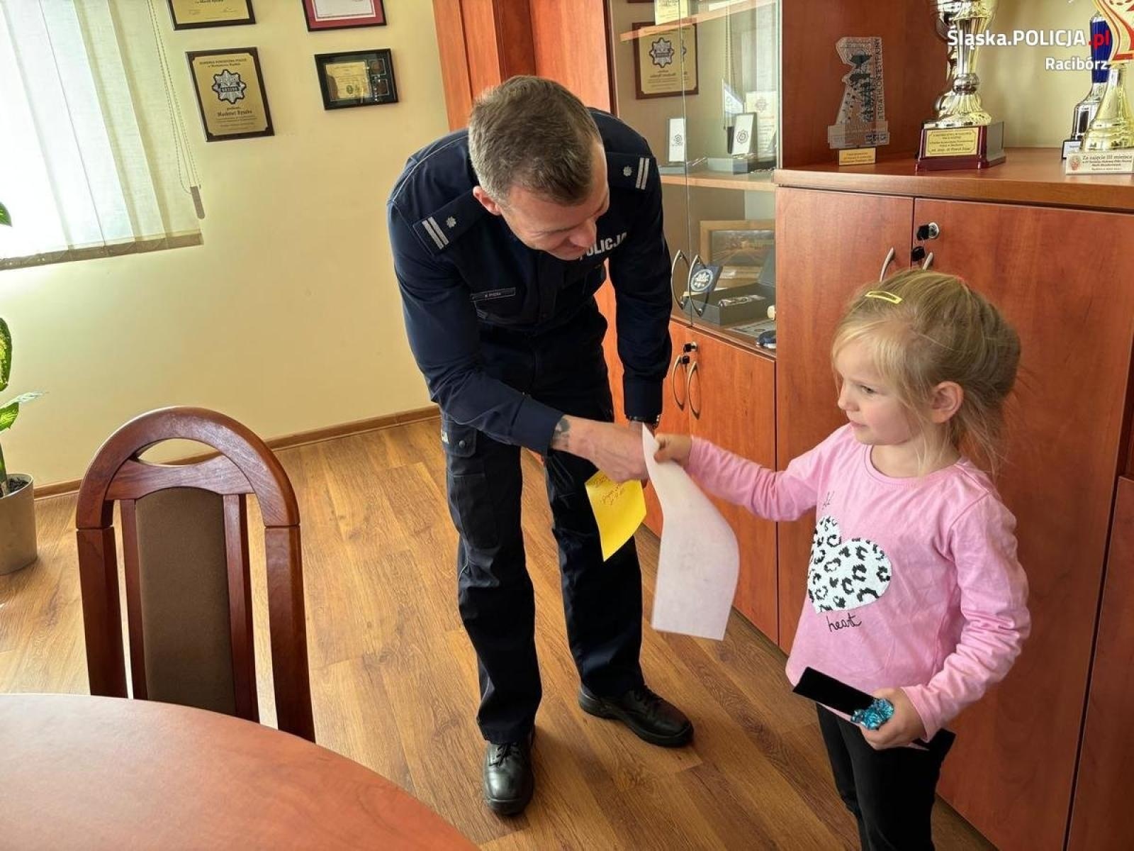 Zdjęcie w galerii na portalu naszraciborz.pl: Mali goście w komendzie przy Bosackiej [FOTO] wiadomości z regionu