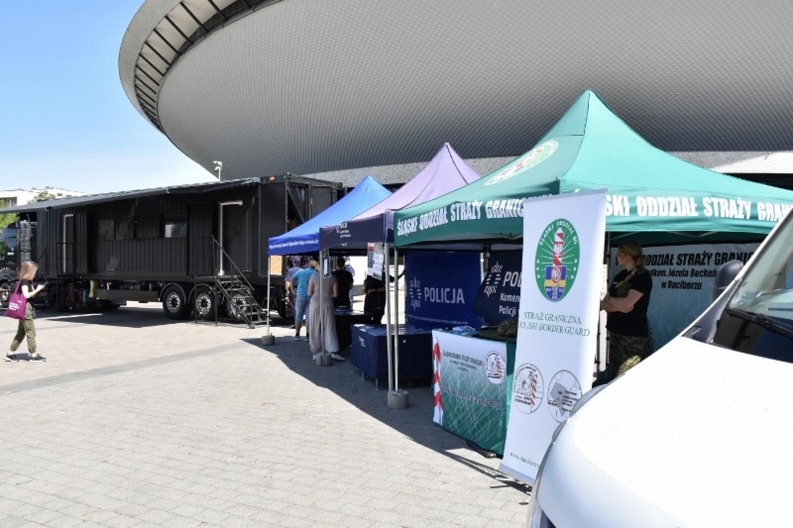 Zdjęcie w galerii na portalu naszraciborz.pl: Raciborscy pogranicznicy wzięli udział w kampanii edukacyjnej Escape Truck wiadomości z regionu
