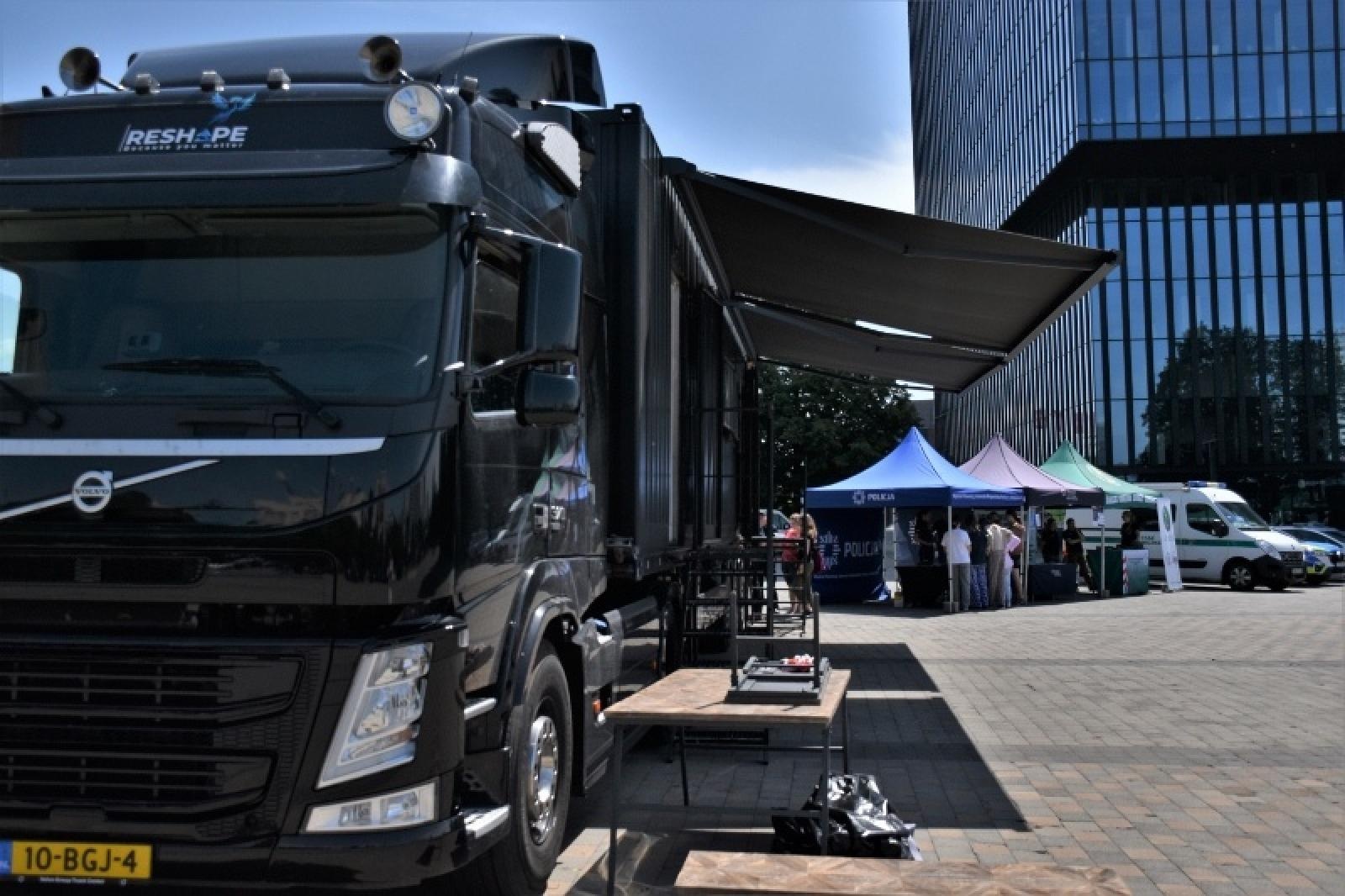 Zdjęcie w galerii na portalu naszraciborz.pl: Raciborscy pogranicznicy wzięli udział w kampanii edukacyjnej Escape Truck wiadomości z regionu