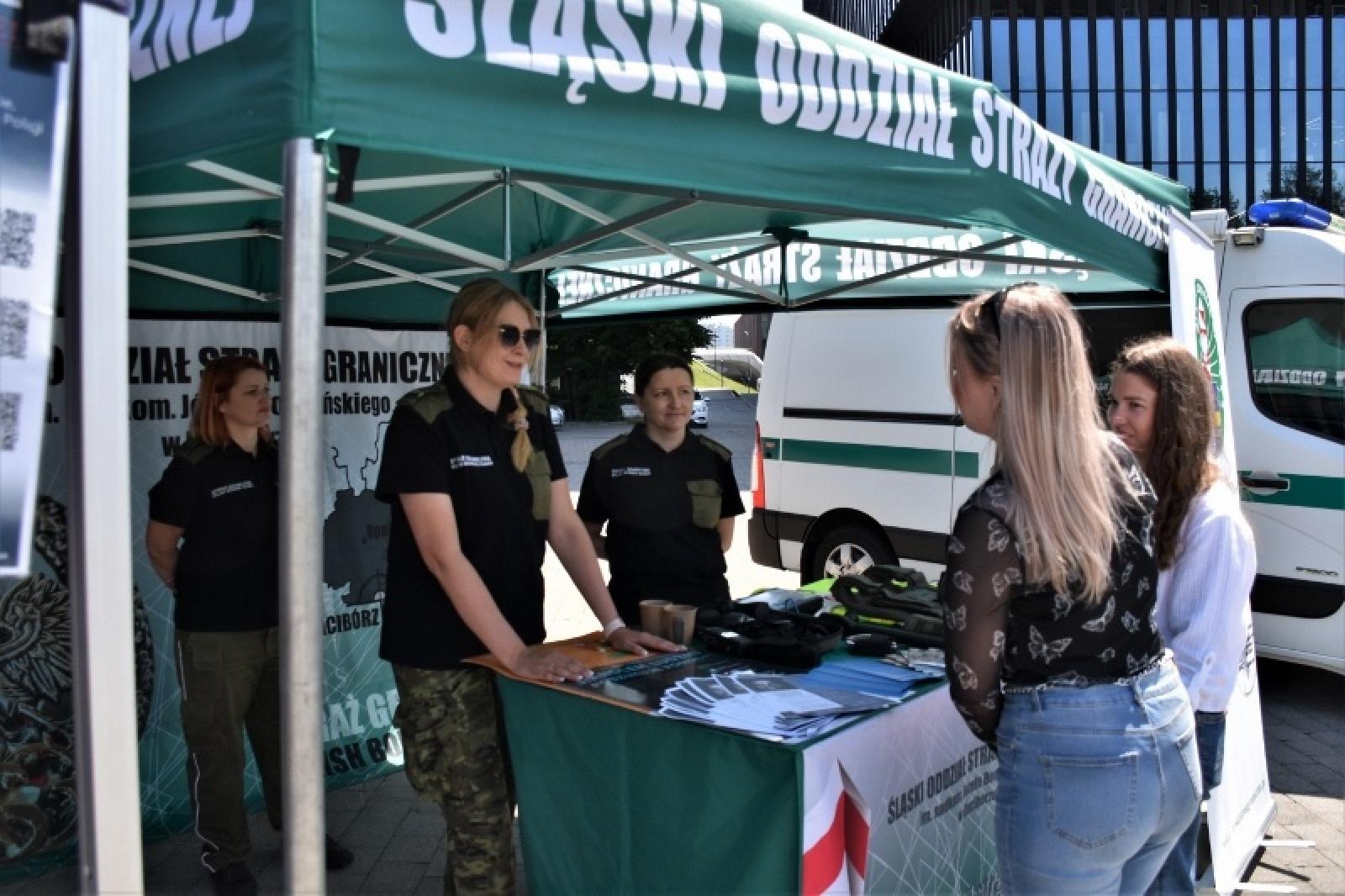 Zdjęcie w galerii na portalu naszraciborz.pl: Raciborscy pogranicznicy wzięli udział w kampanii edukacyjnej Escape Truck wiadomości z regionu