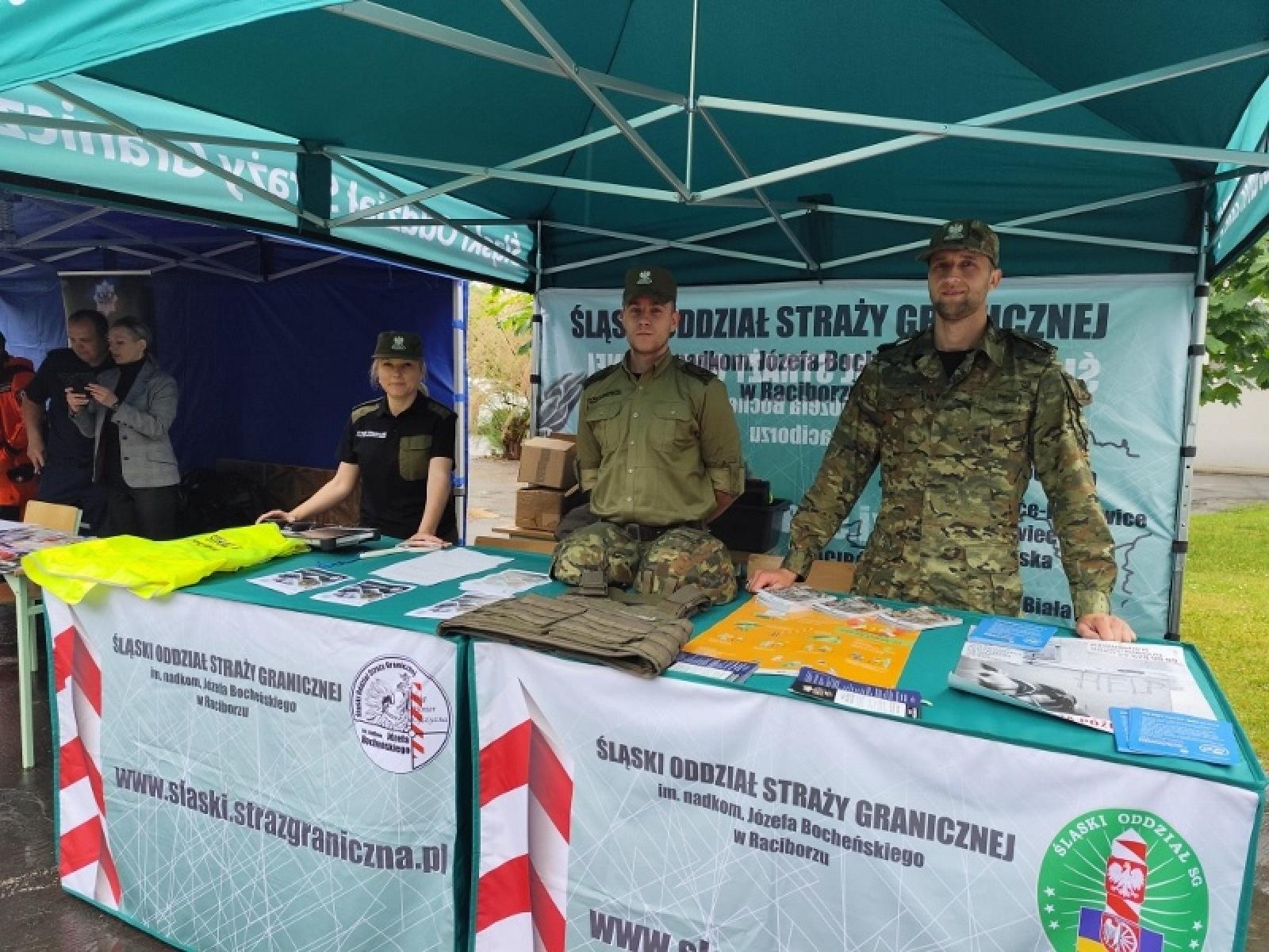 Zdjęcie w galerii na portalu naszraciborz.pl: Raciborscy pogranicznicy wzięli udział w kampanii edukacyjnej Escape Truck wiadomości z regionu