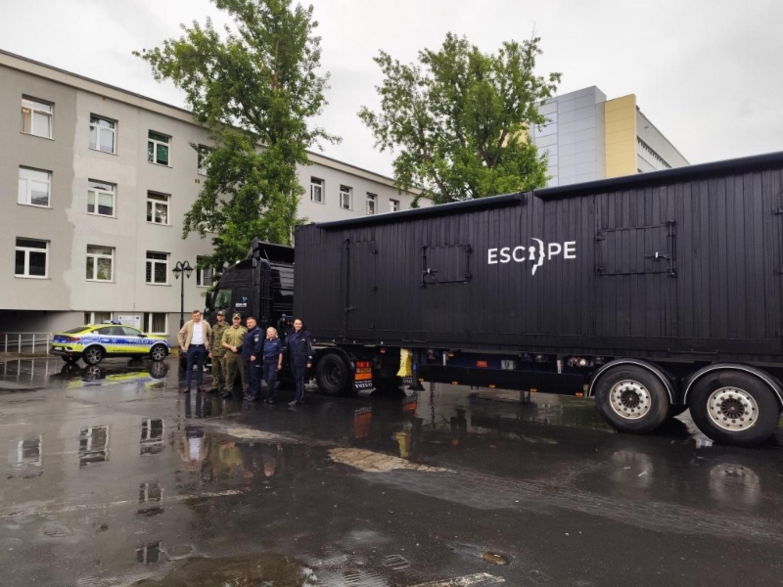 Zdjęcie w galerii na portalu naszraciborz.pl: Raciborscy pogranicznicy wzięli udział w kampanii edukacyjnej Escape Truck wiadomości z regionu