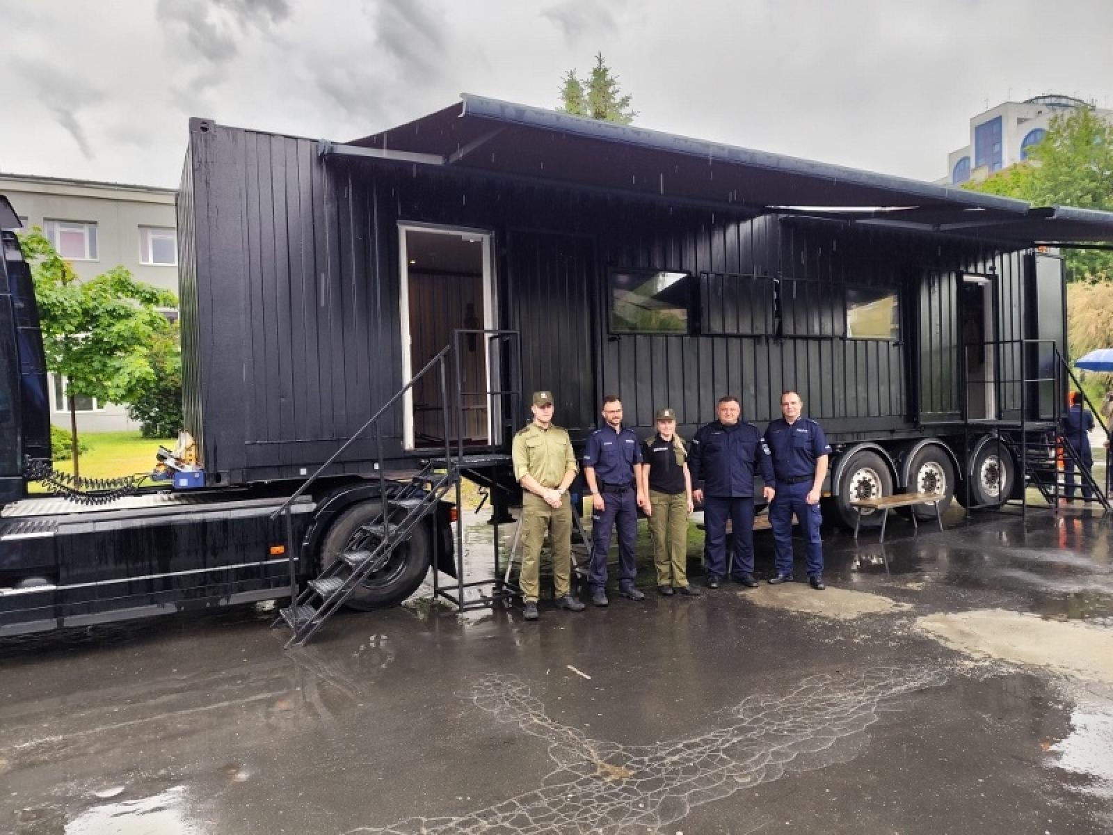 Zdjęcie w galerii na portalu naszraciborz.pl: Raciborscy pogranicznicy wzięli udział w kampanii edukacyjnej Escape Truck wiadomości z regionu