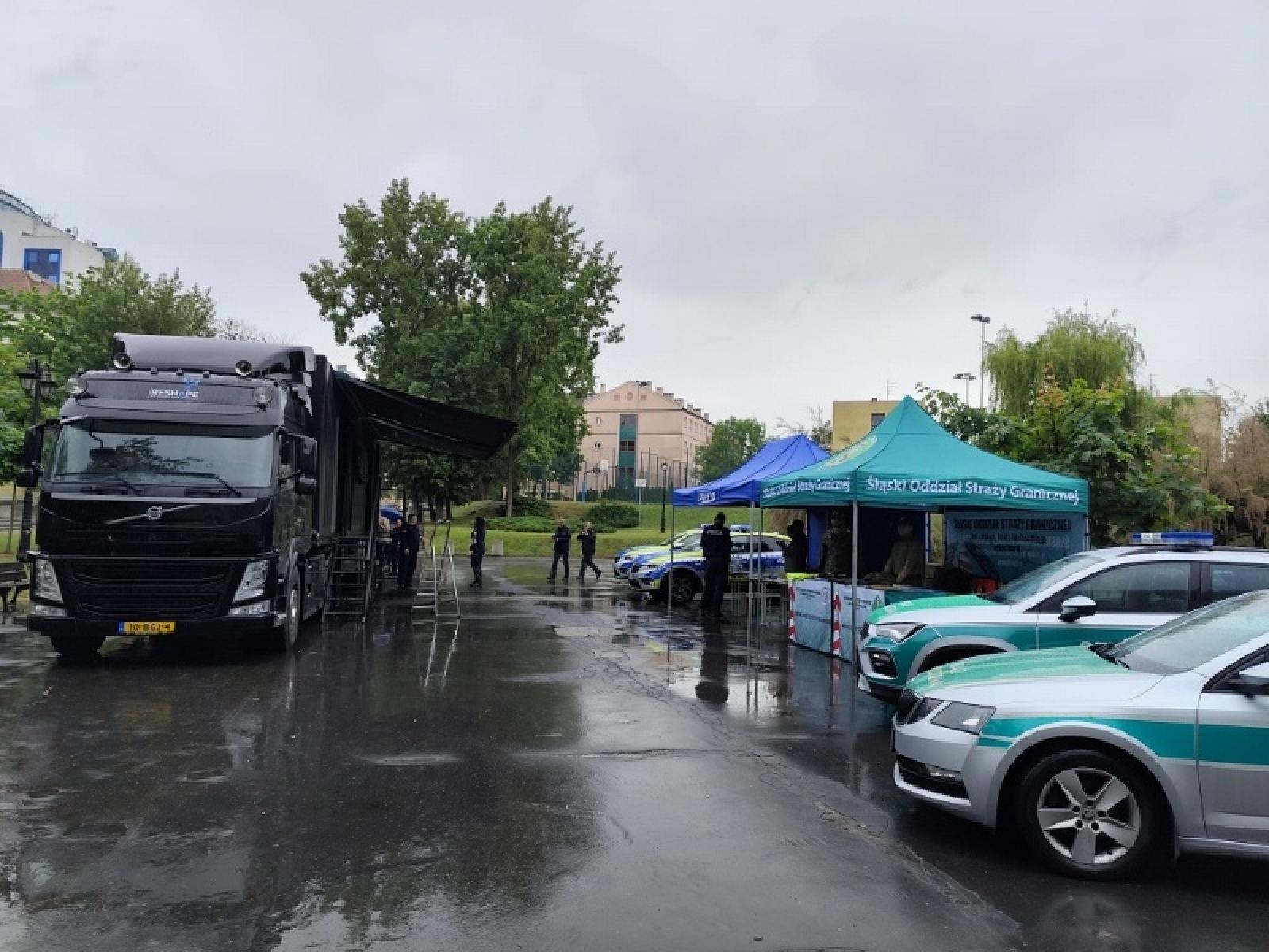 Zdjęcie w galerii na portalu naszraciborz.pl: Raciborscy pogranicznicy wzięli udział w kampanii edukacyjnej Escape Truck wiadomości z regionu