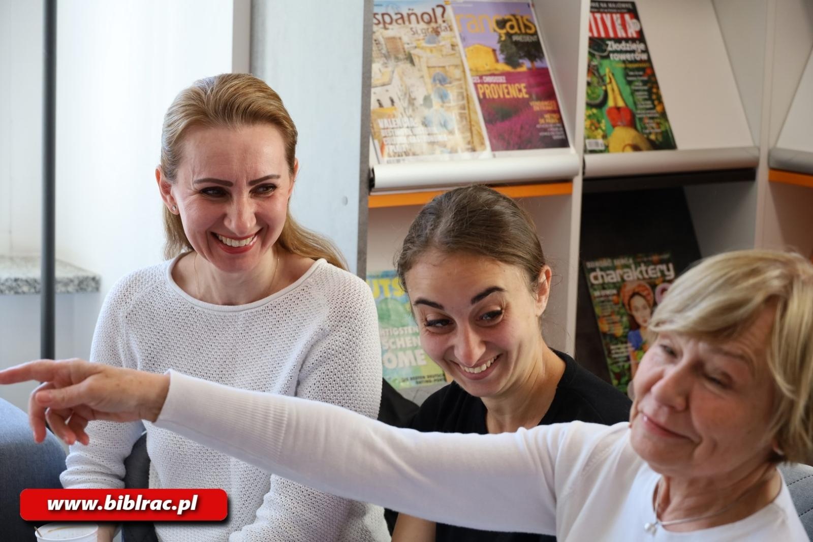 Zdjęcie w galerii na portalu naszraciborz.pl: Kafejka językowa w bibliotece – miejsce wyjątkowych spotkań wiadomości z regionu