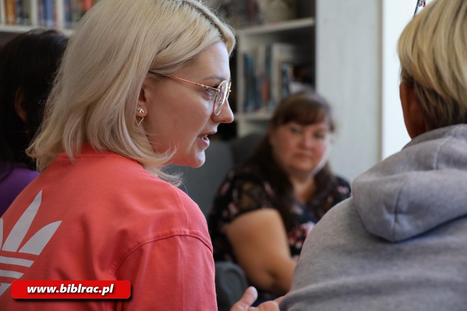 Zdjęcie w galerii na portalu naszraciborz.pl: Kafejka językowa w bibliotece – miejsce wyjątkowych spotkań wiadomości z regionu