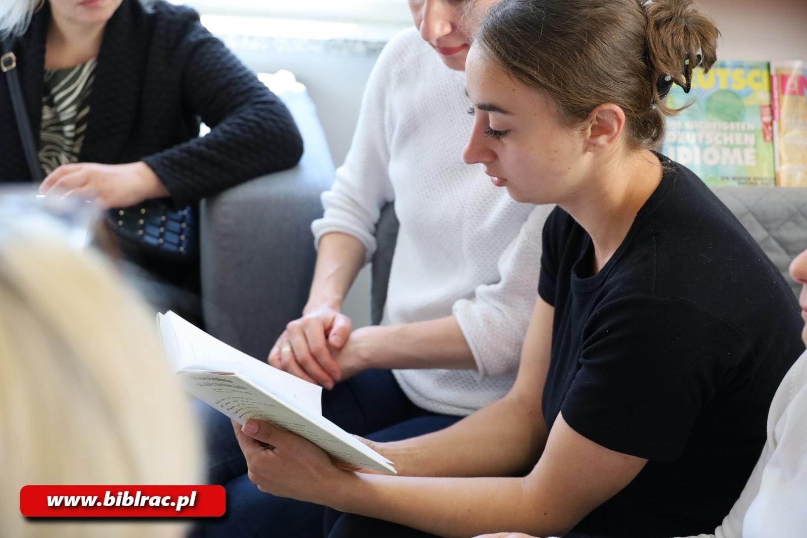 Zdjęcie w galerii na portalu naszraciborz.pl: Kafejka językowa w bibliotece – miejsce wyjątkowych spotkań wiadomości z regionu