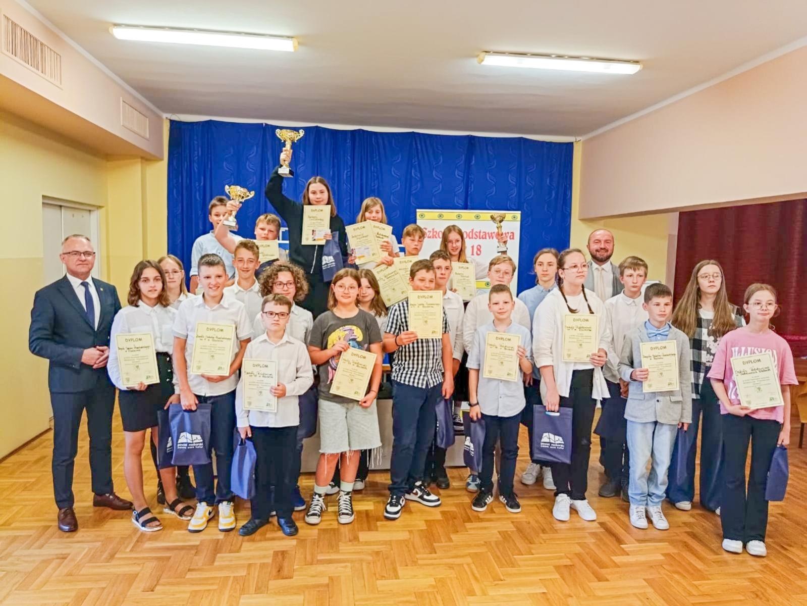 Zdjęcie w galerii na portalu naszraciborz.pl: Uczniowie szkół podstawowych sprawdzili swój zakres wiedzy z matematyki i przyrody wiadomości z regionu