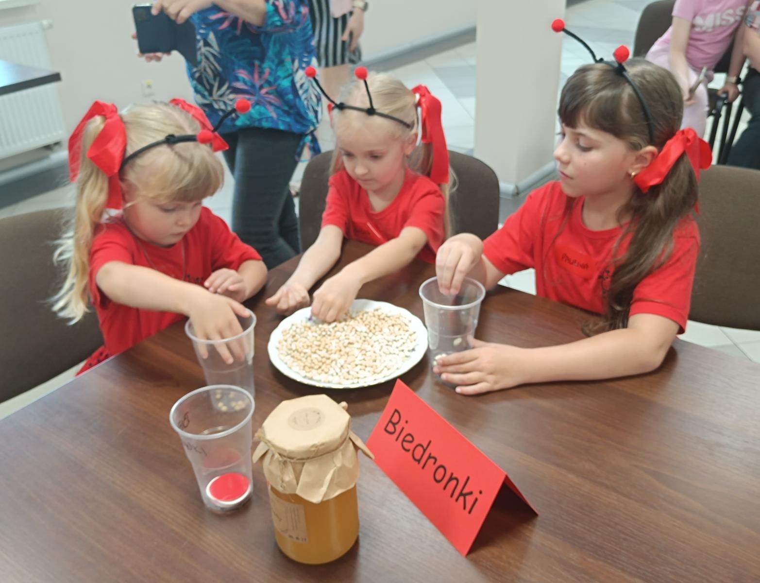 Zdjęcie w galerii na portalu naszraciborz.pl: Podróż do świata bajek. Gminny Konkurs Wiedzy Bajkowej w Pietrowicach Wielkich wiadomości z regionu