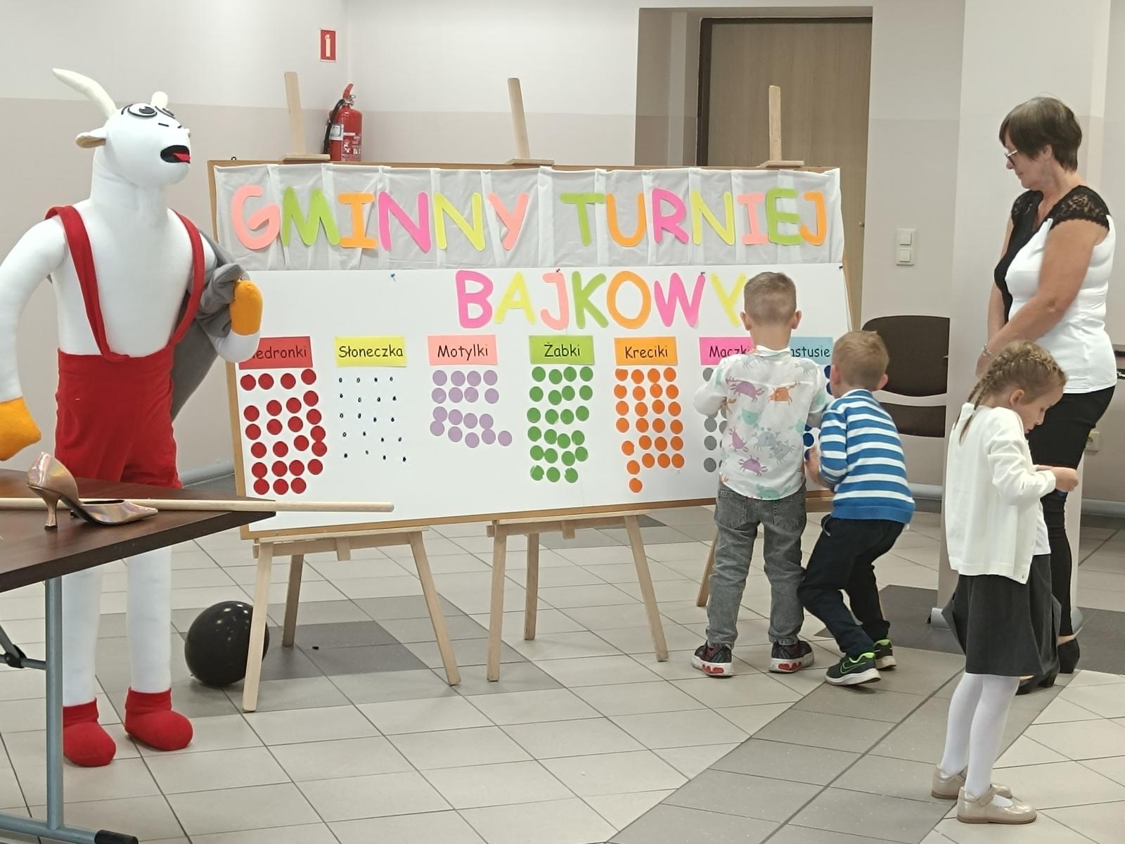 Zdjęcie w galerii na portalu naszraciborz.pl: Podróż do świata bajek. Gminny Konkurs Wiedzy Bajkowej w Pietrowicach Wielkich wiadomości z regionu