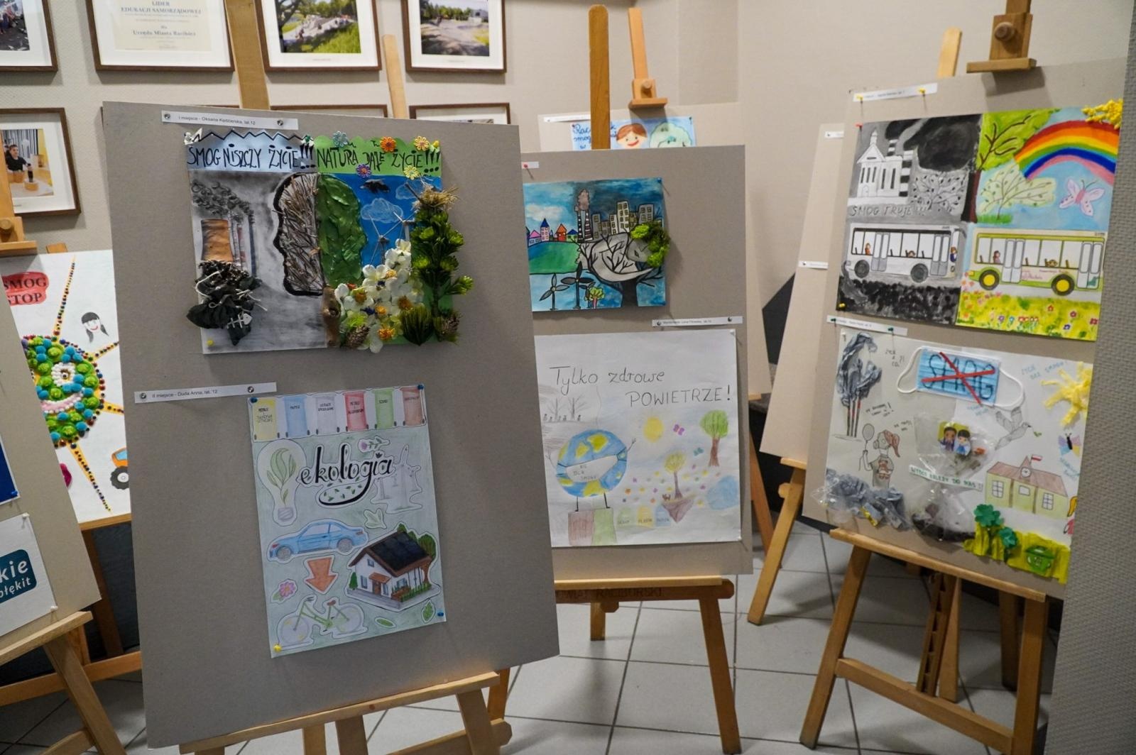 Zdjęcie w galerii na portalu naszraciborz.pl: Nagrodzono najlepsze prace w konkursie na wykonanie plakatu antysmogowego wiadomości z regionu