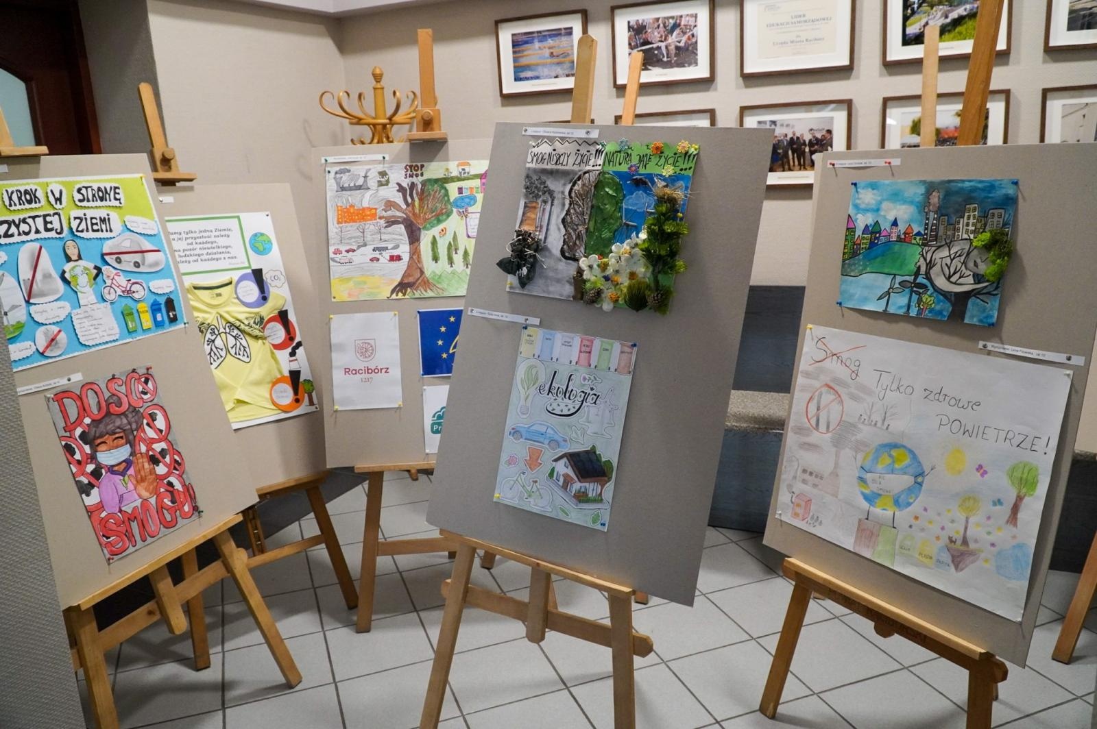 Zdjęcie w galerii na portalu naszraciborz.pl: Nagrodzono najlepsze prace w konkursie na wykonanie plakatu antysmogowego wiadomości z regionu