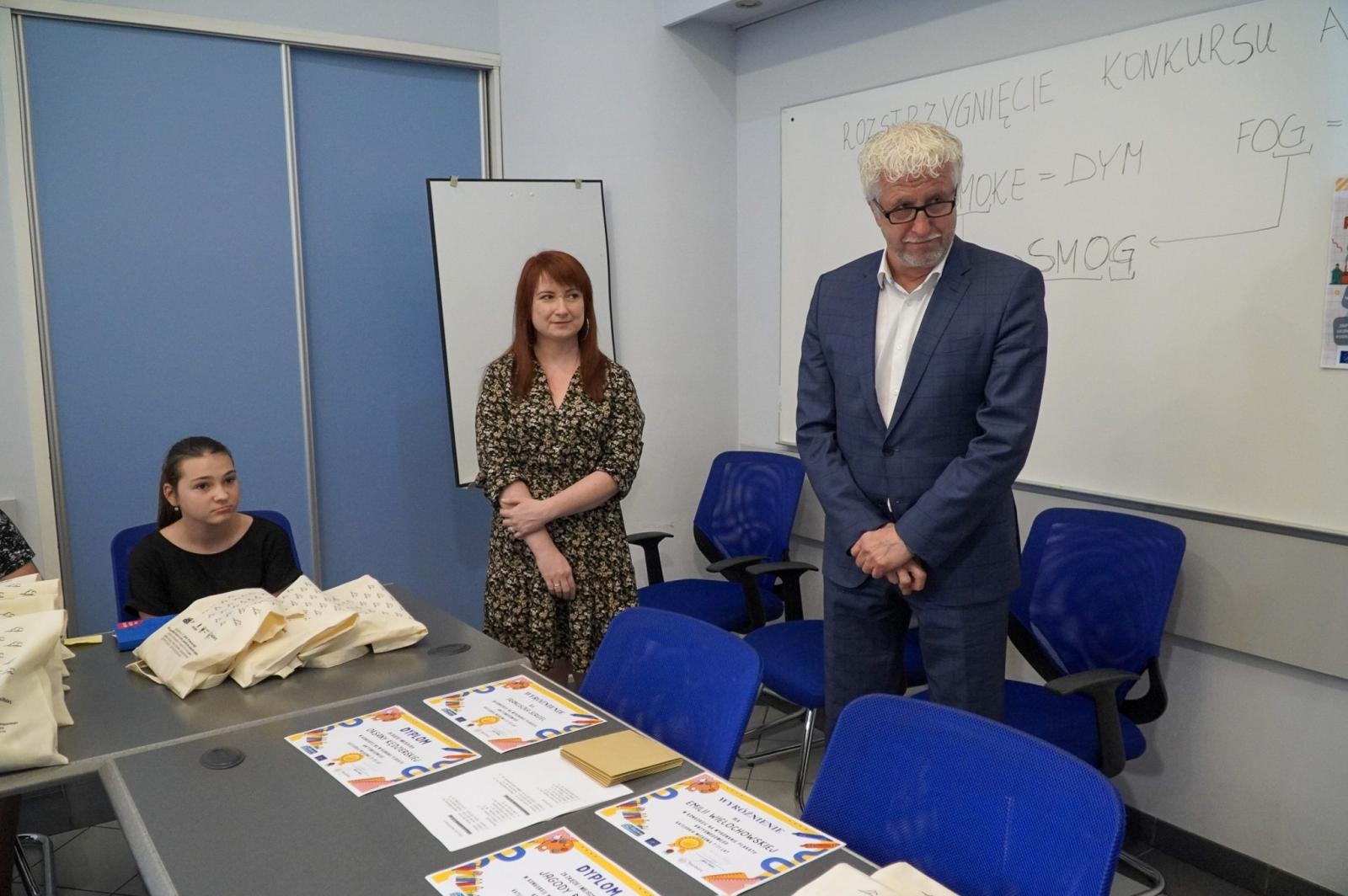 Zdjęcie w galerii na portalu naszraciborz.pl: Nagrodzono najlepsze prace w konkursie na wykonanie plakatu antysmogowego wiadomości z regionu