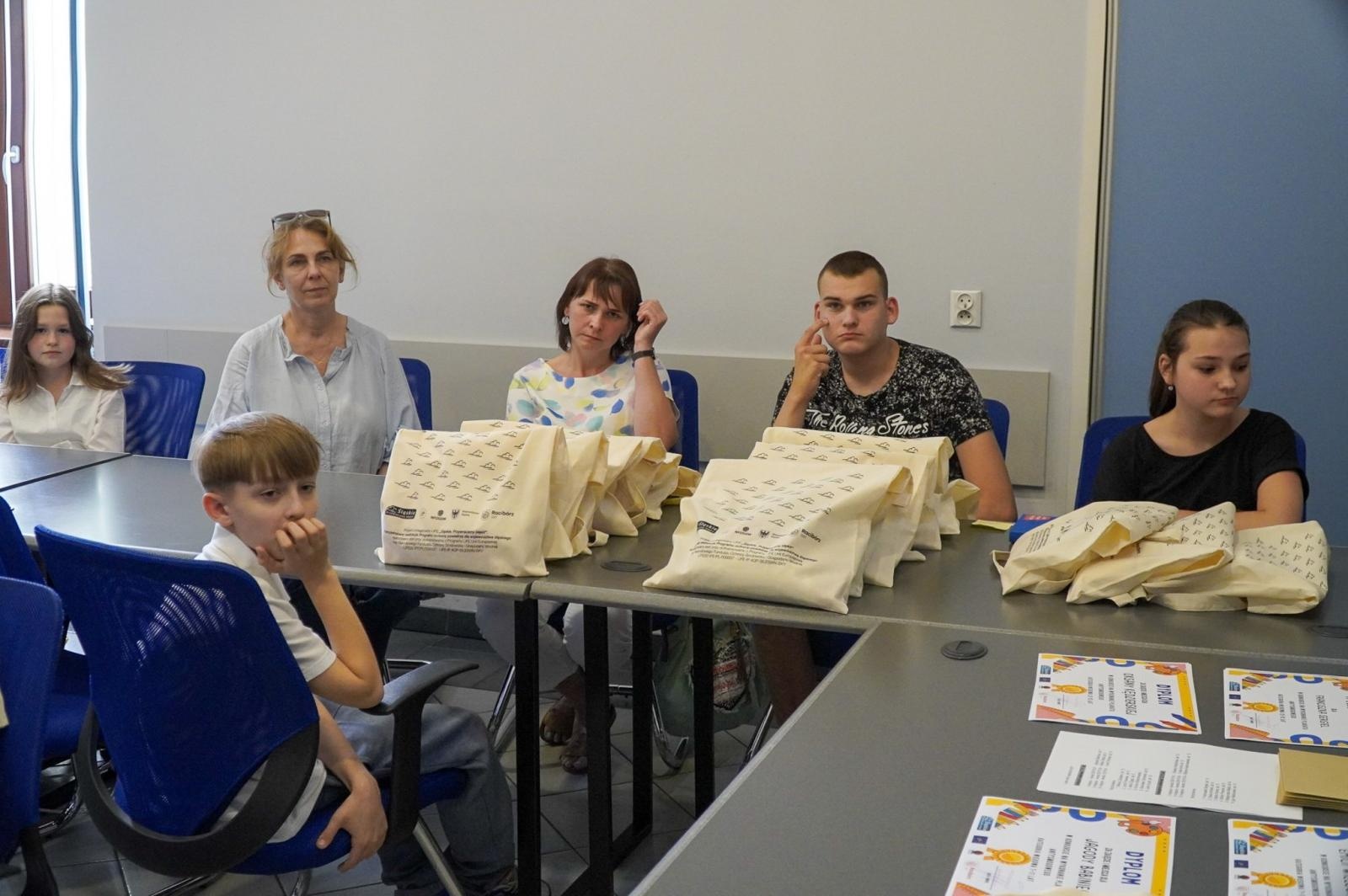 Zdjęcie w galerii na portalu naszraciborz.pl: Nagrodzono najlepsze prace w konkursie na wykonanie plakatu antysmogowego wiadomości z regionu