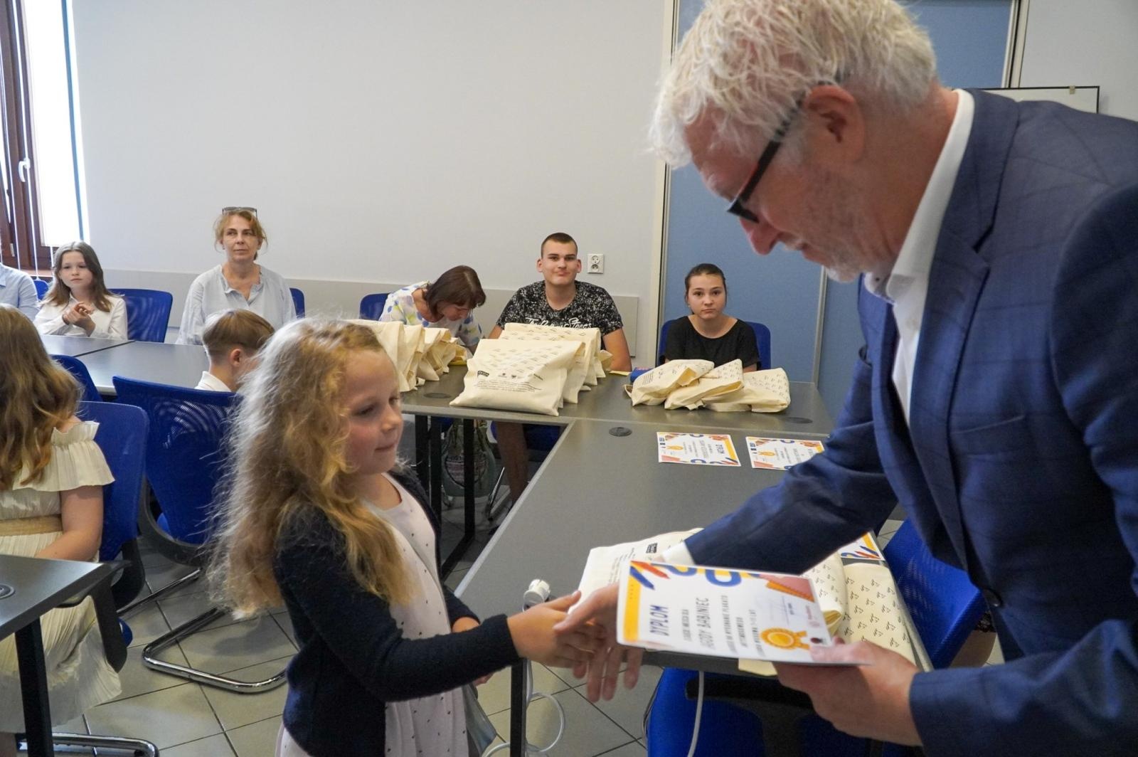Zdjęcie w galerii na portalu naszraciborz.pl: Nagrodzono najlepsze prace w konkursie na wykonanie plakatu antysmogowego wiadomości z regionu