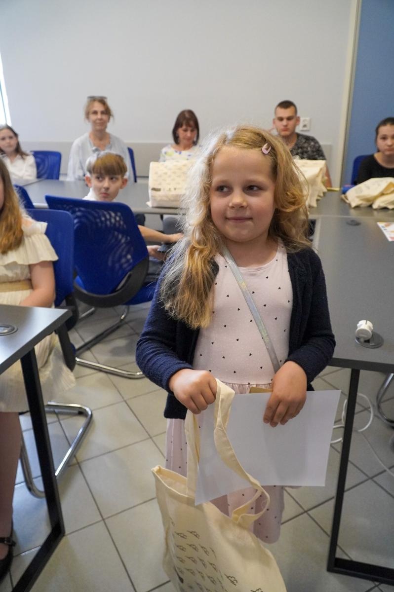 Zdjęcie w galerii na portalu naszraciborz.pl: Nagrodzono najlepsze prace w konkursie na wykonanie plakatu antysmogowego wiadomości z regionu