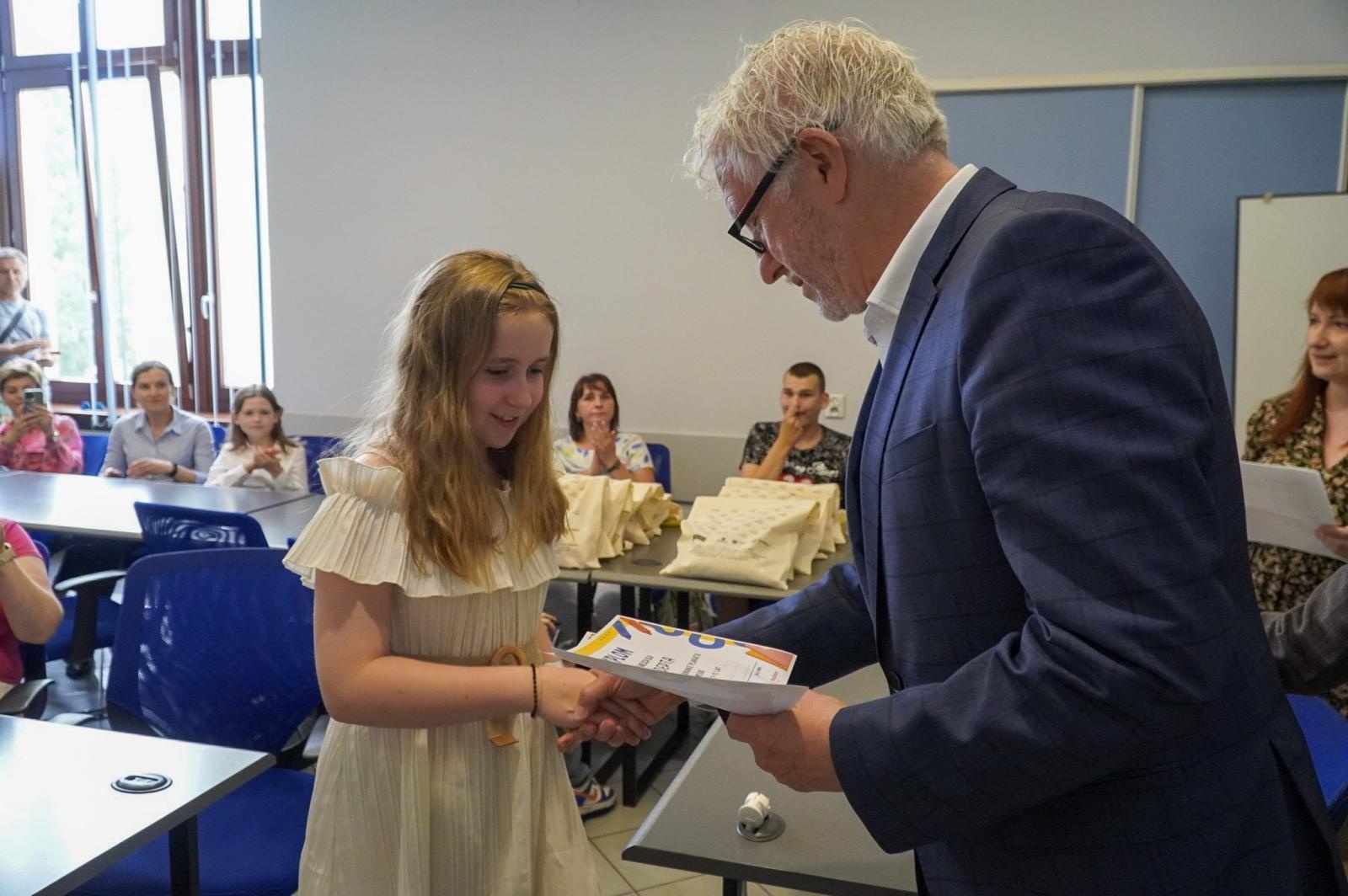 Zdjęcie w galerii na portalu naszraciborz.pl: Nagrodzono najlepsze prace w konkursie na wykonanie plakatu antysmogowego wiadomości z regionu