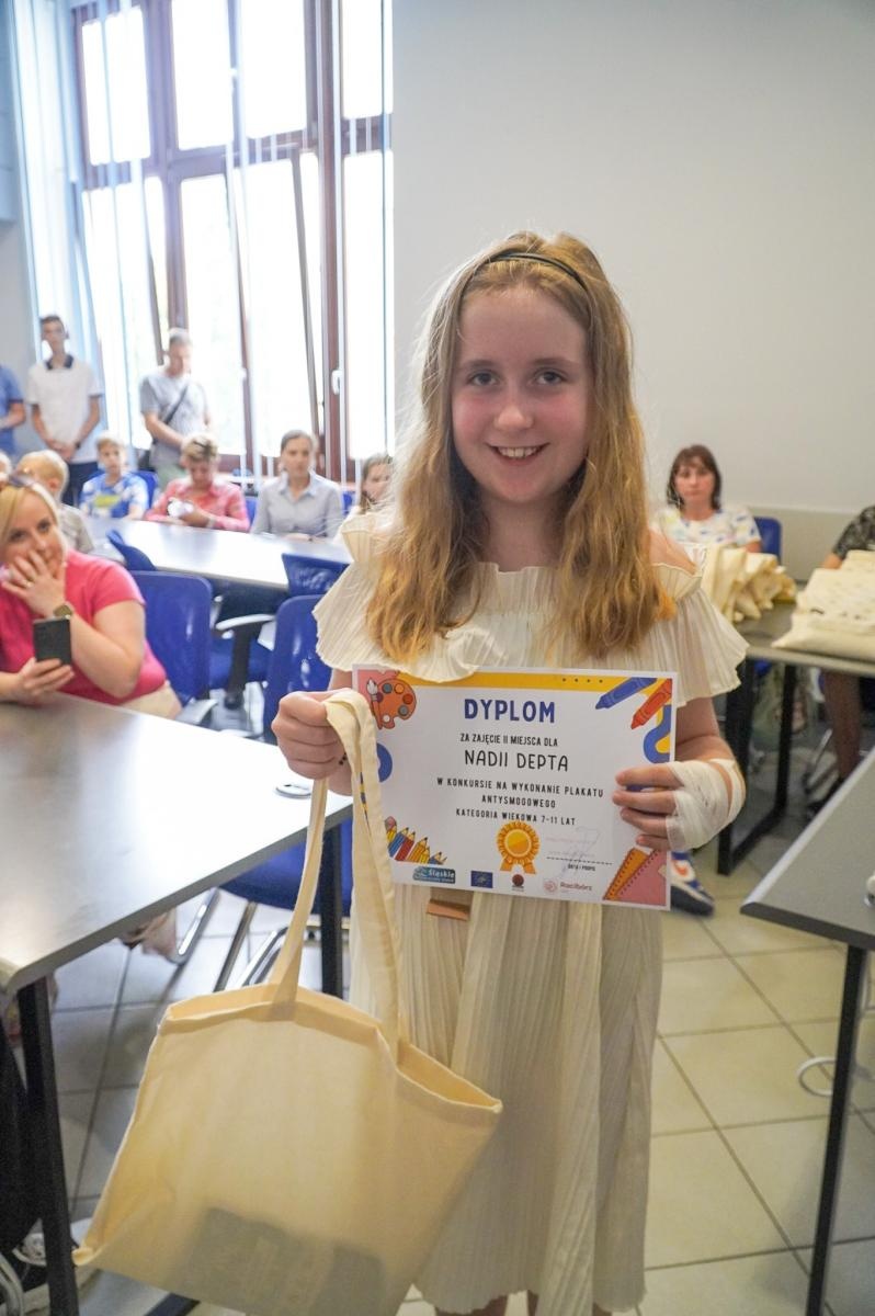 Zdjęcie w galerii na portalu naszraciborz.pl: Nagrodzono najlepsze prace w konkursie na wykonanie plakatu antysmogowego wiadomości z regionu