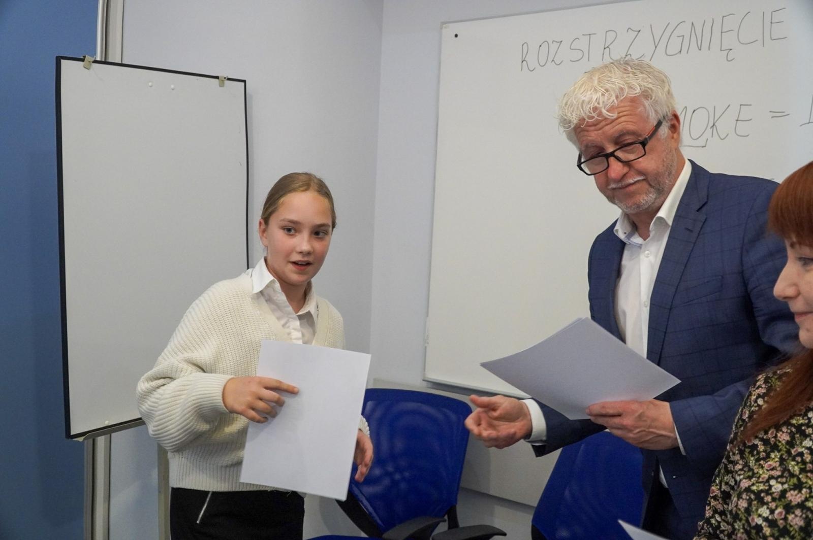 Zdjęcie w galerii na portalu naszraciborz.pl: Nagrodzono najlepsze prace w konkursie na wykonanie plakatu antysmogowego wiadomości z regionu