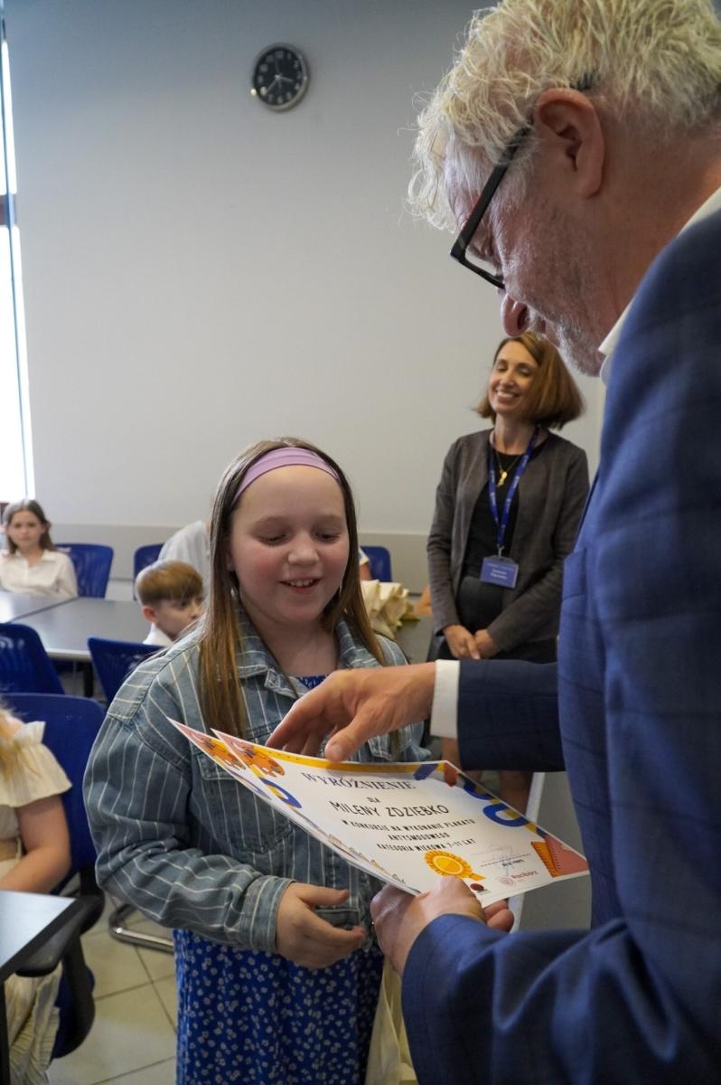 Zdjęcie w galerii na portalu naszraciborz.pl: Nagrodzono najlepsze prace w konkursie na wykonanie plakatu antysmogowego wiadomości z regionu