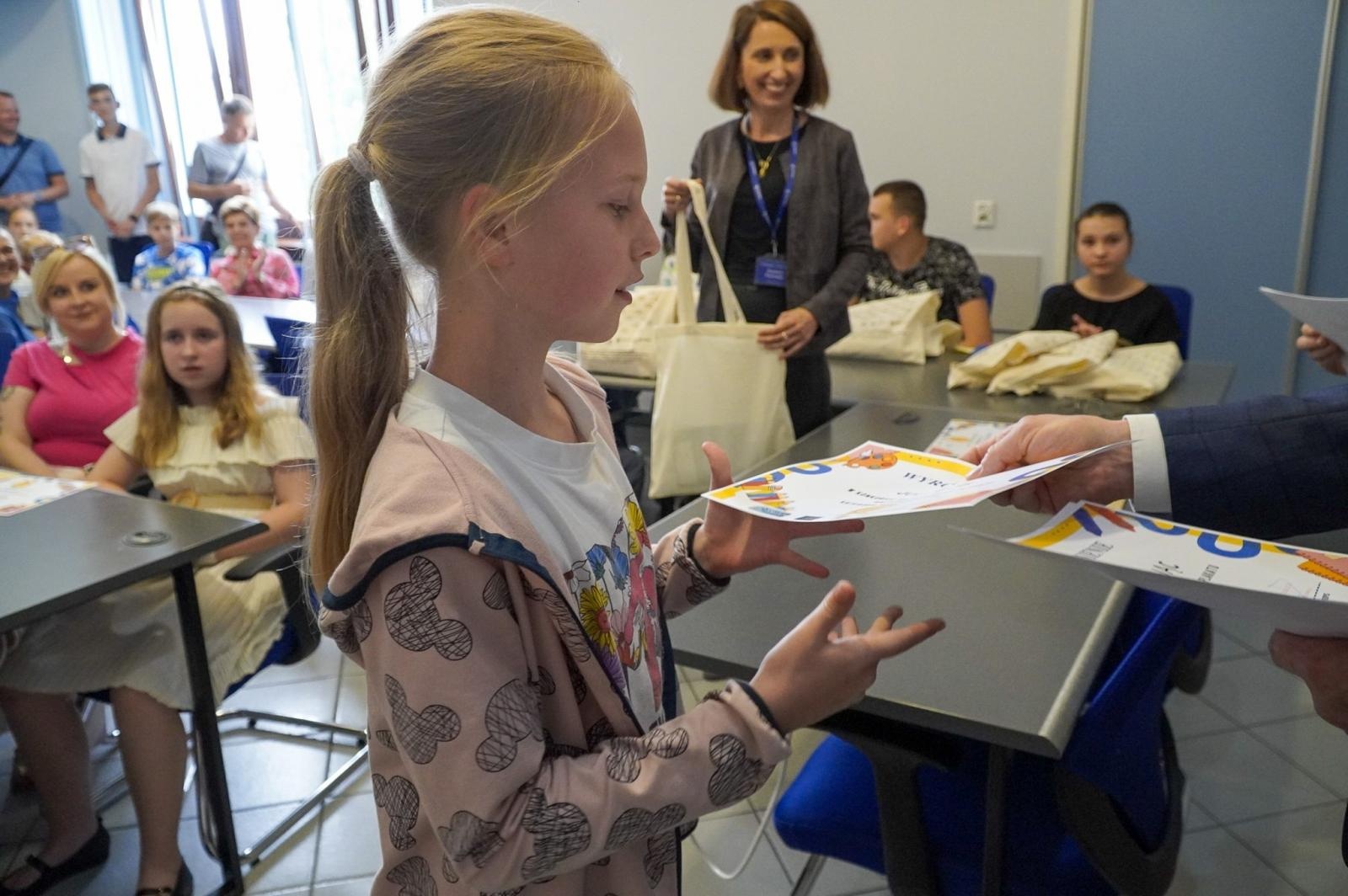 Zdjęcie w galerii na portalu naszraciborz.pl: Nagrodzono najlepsze prace w konkursie na wykonanie plakatu antysmogowego wiadomości z regionu