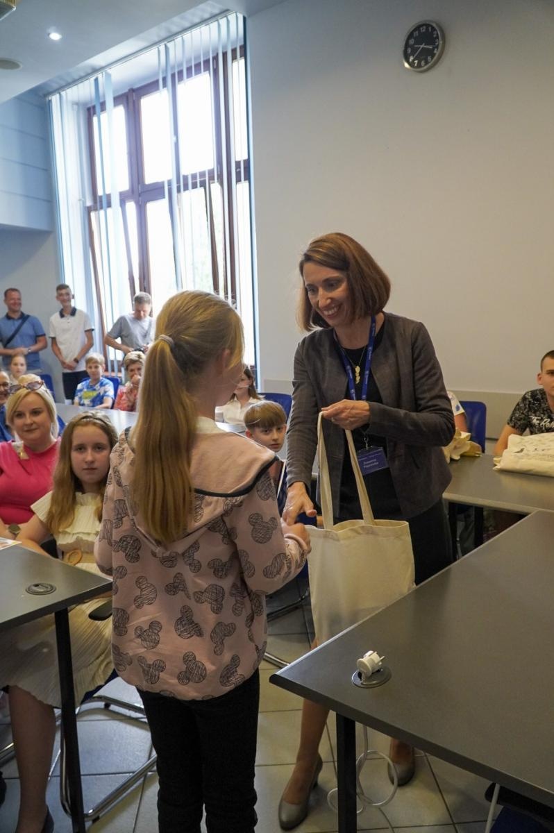 Zdjęcie w galerii na portalu naszraciborz.pl: Nagrodzono najlepsze prace w konkursie na wykonanie plakatu antysmogowego wiadomości z regionu