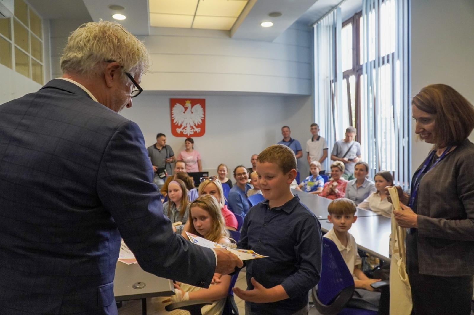 Zdjęcie w galerii na portalu naszraciborz.pl: Nagrodzono najlepsze prace w konkursie na wykonanie plakatu antysmogowego wiadomości z regionu