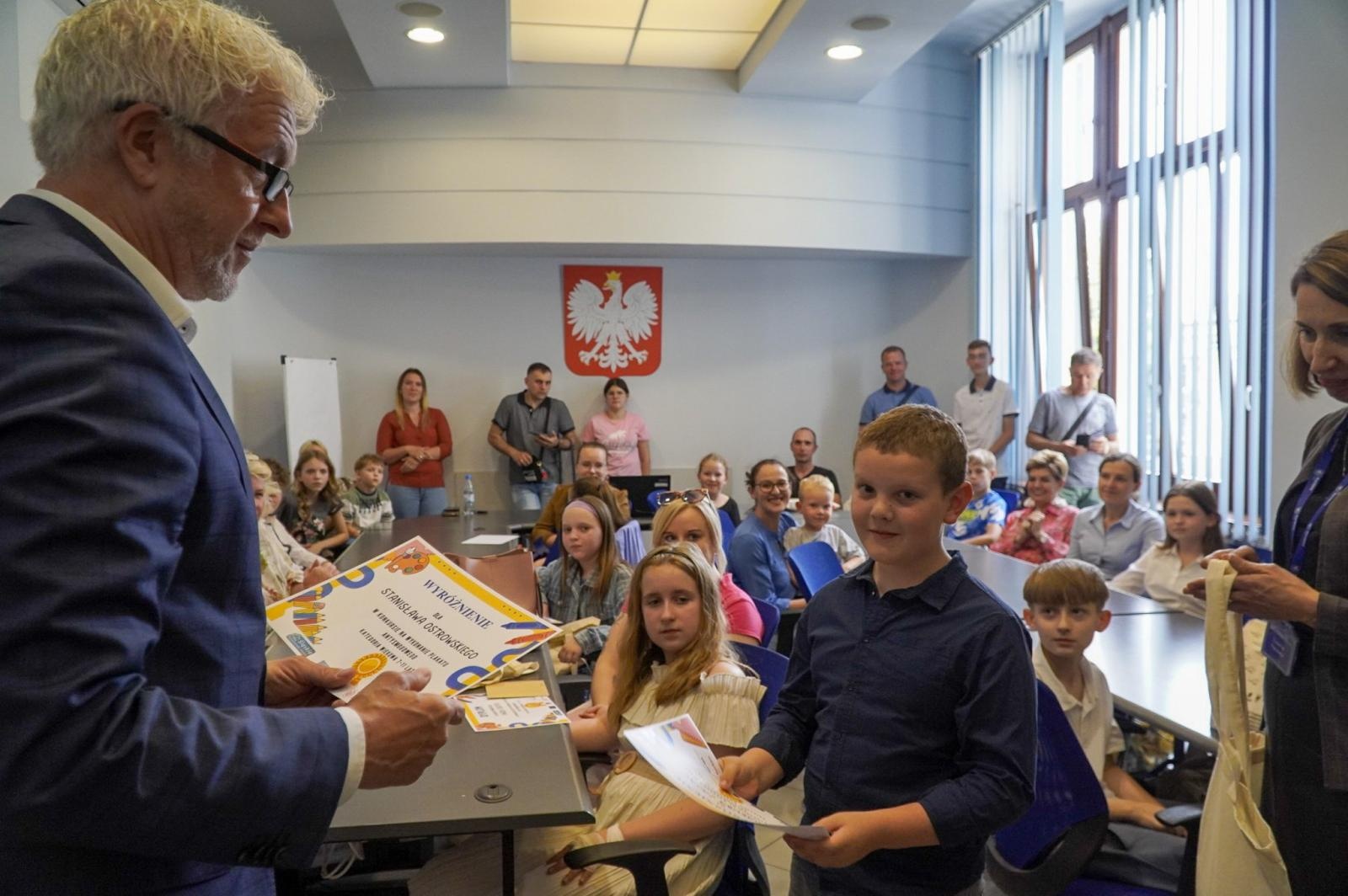 Zdjęcie w galerii na portalu naszraciborz.pl: Nagrodzono najlepsze prace w konkursie na wykonanie plakatu antysmogowego wiadomości z regionu