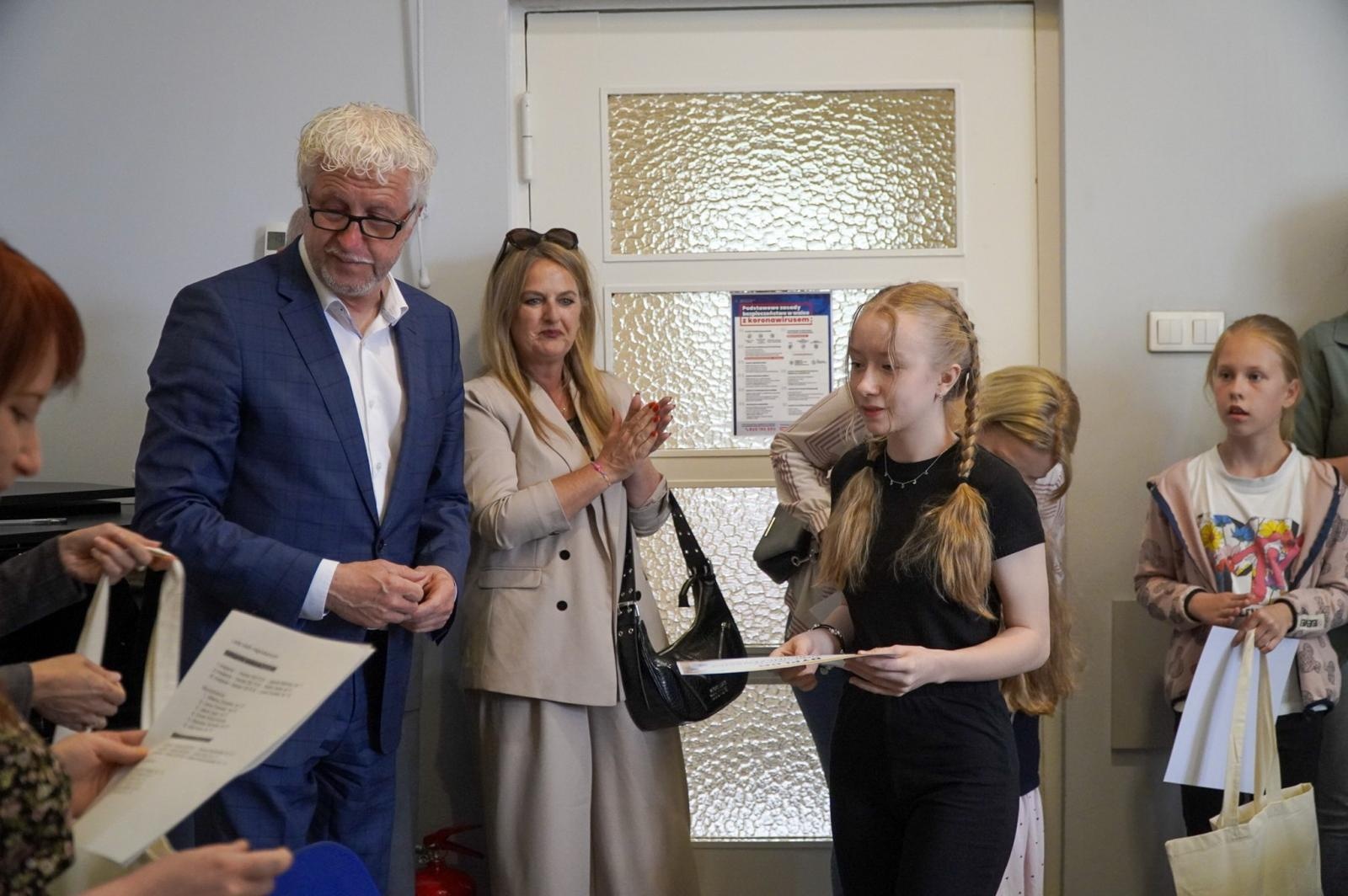 Zdjęcie w galerii na portalu naszraciborz.pl: Nagrodzono najlepsze prace w konkursie na wykonanie plakatu antysmogowego wiadomości z regionu