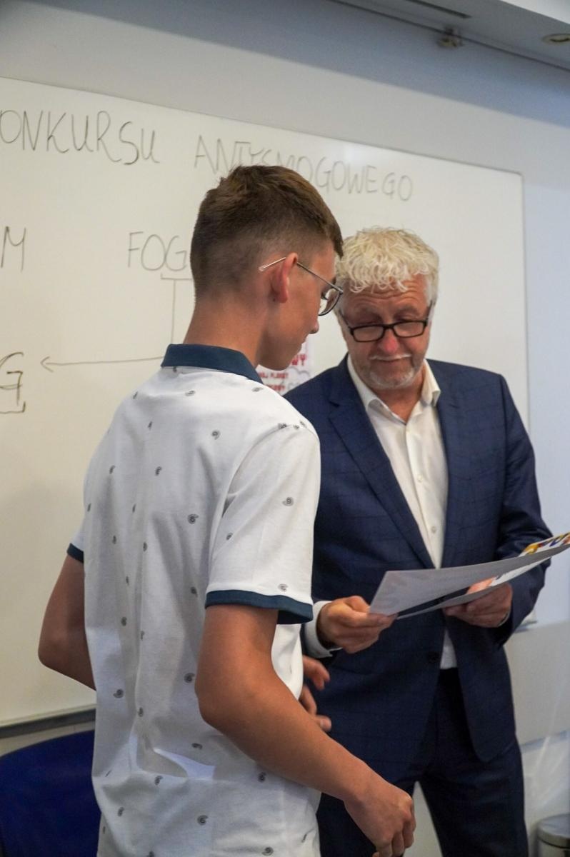 Zdjęcie w galerii na portalu naszraciborz.pl: Nagrodzono najlepsze prace w konkursie na wykonanie plakatu antysmogowego wiadomości z regionu