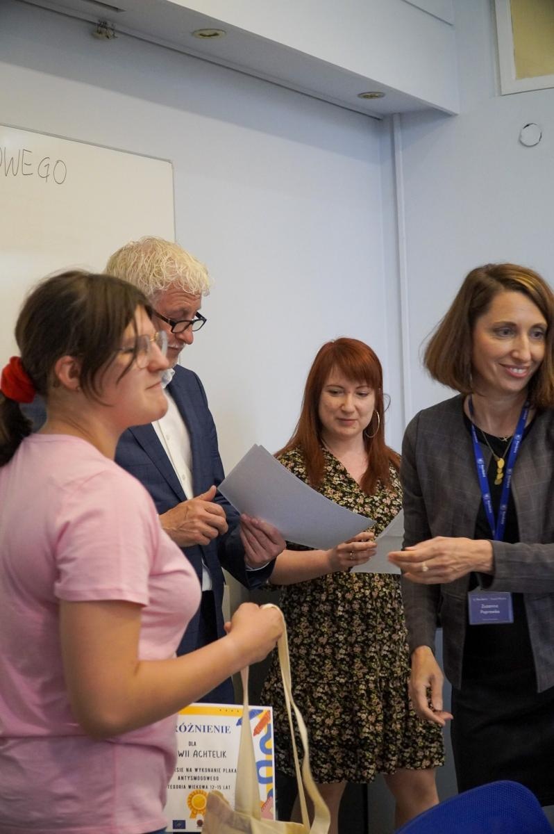 Zdjęcie w galerii na portalu naszraciborz.pl: Nagrodzono najlepsze prace w konkursie na wykonanie plakatu antysmogowego wiadomości z regionu