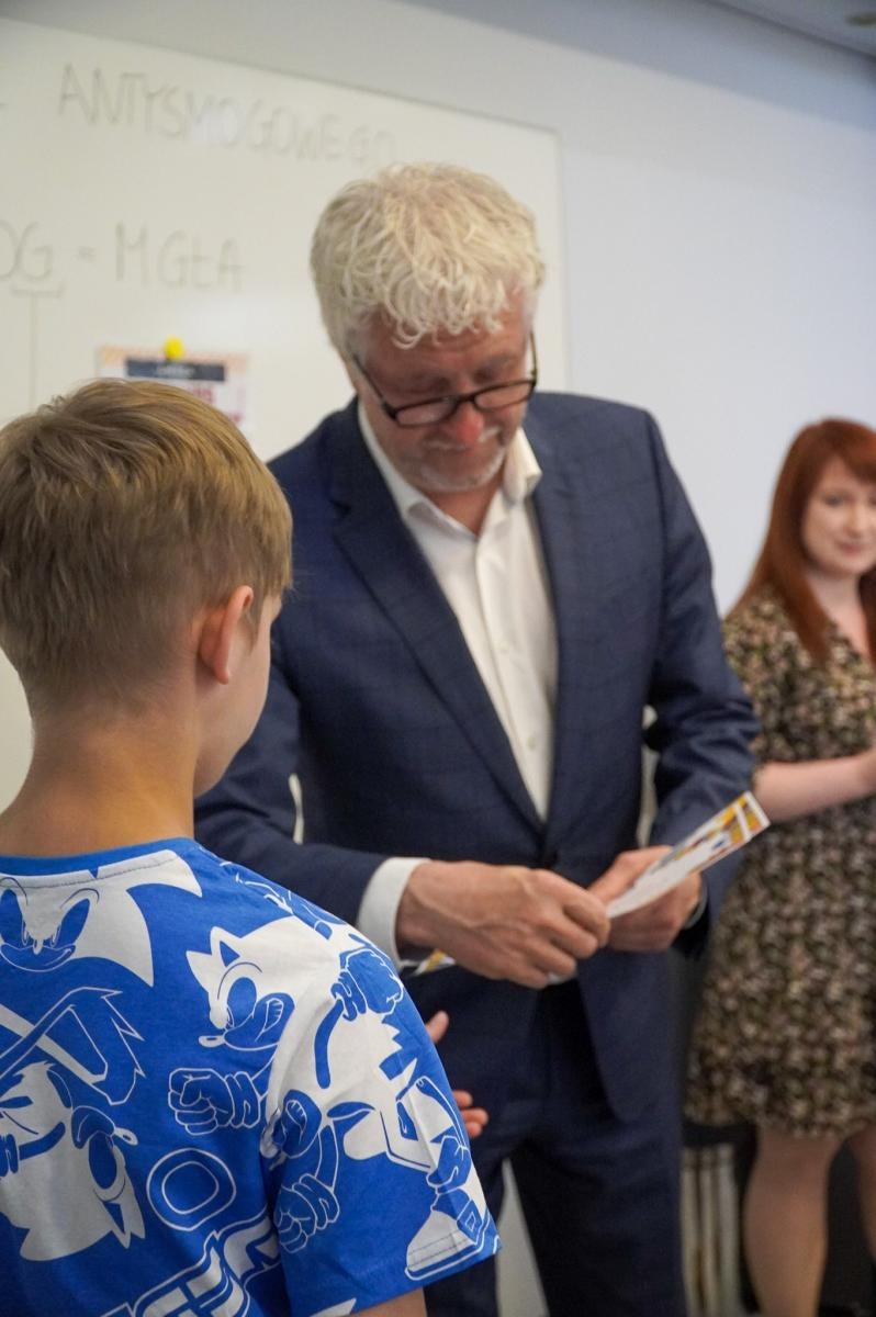 Zdjęcie w galerii na portalu naszraciborz.pl: Nagrodzono najlepsze prace w konkursie na wykonanie plakatu antysmogowego wiadomości z regionu