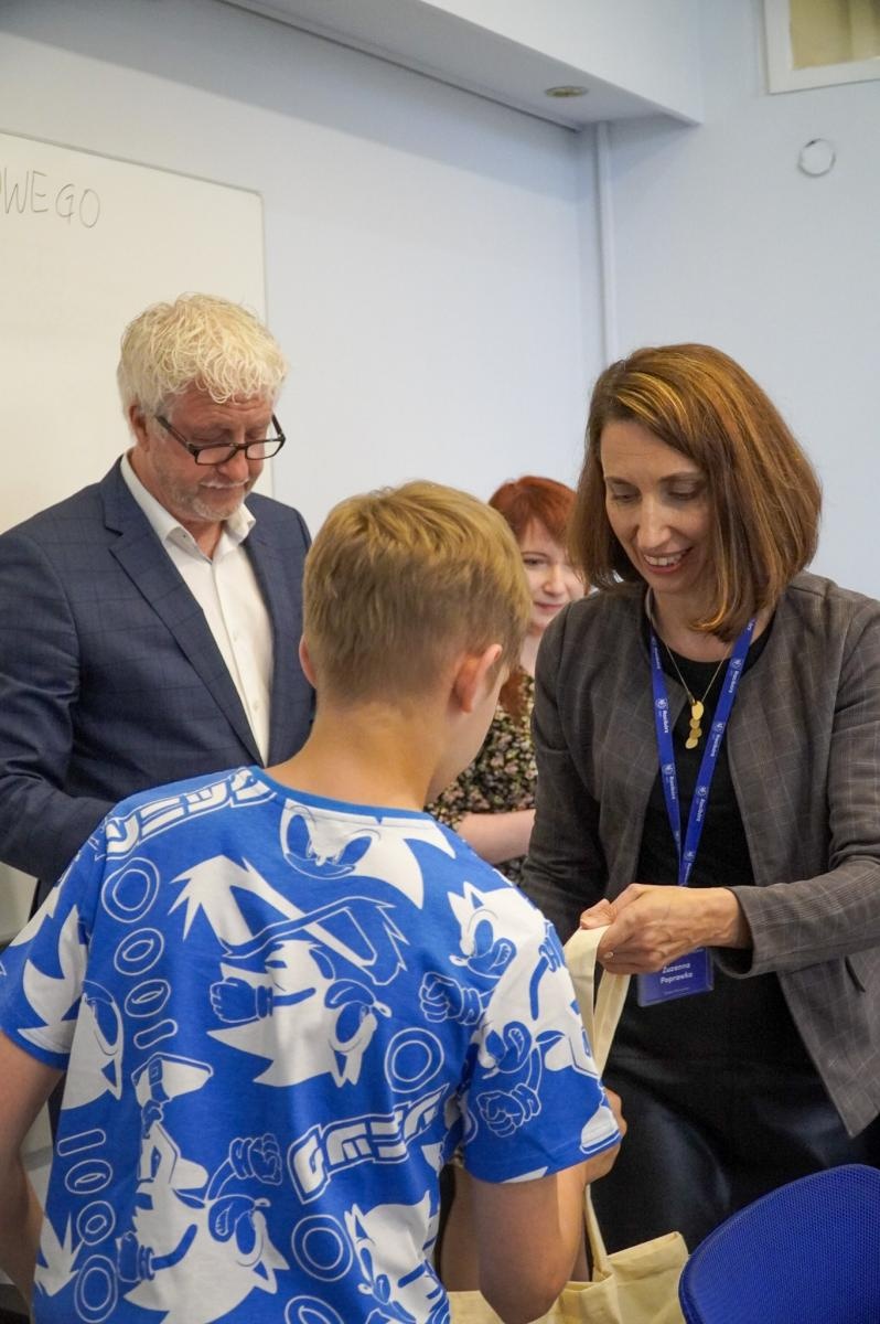 Zdjęcie w galerii na portalu naszraciborz.pl: Nagrodzono najlepsze prace w konkursie na wykonanie plakatu antysmogowego wiadomości z regionu