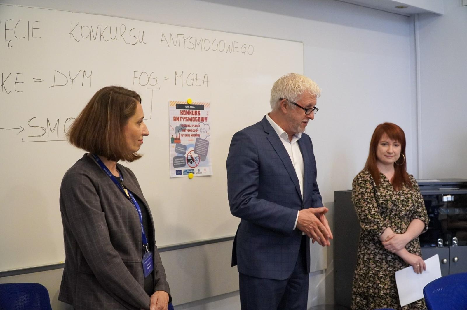 Zdjęcie w galerii na portalu naszraciborz.pl: Nagrodzono najlepsze prace w konkursie na wykonanie plakatu antysmogowego wiadomości z regionu