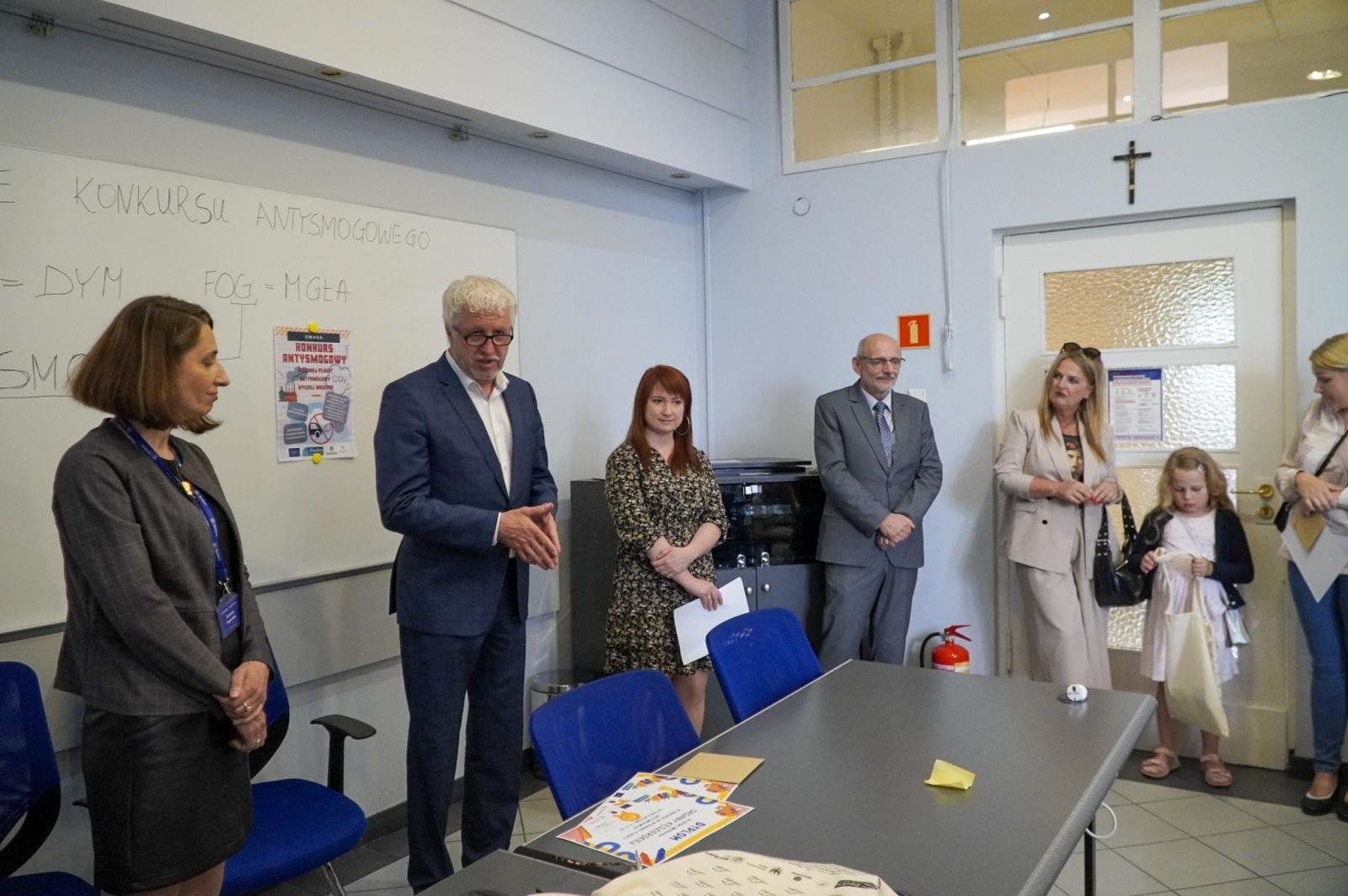 Zdjęcie w galerii na portalu naszraciborz.pl: Nagrodzono najlepsze prace w konkursie na wykonanie plakatu antysmogowego wiadomości z regionu