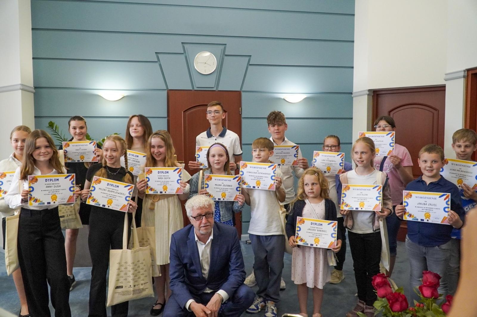 Zdjęcie w galerii na portalu naszraciborz.pl: Nagrodzono najlepsze prace w konkursie na wykonanie plakatu antysmogowego wiadomości z regionu