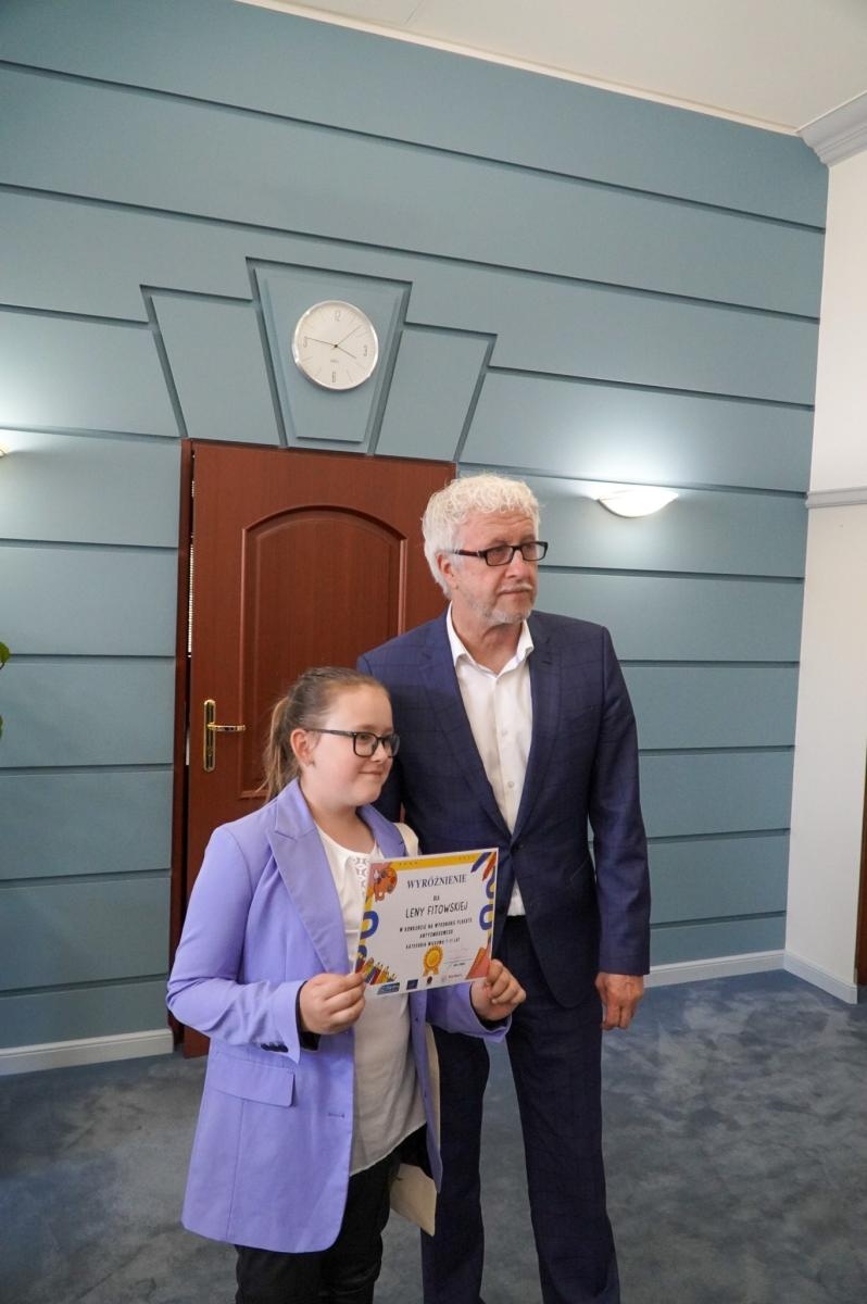 Zdjęcie w galerii na portalu naszraciborz.pl: Nagrodzono najlepsze prace w konkursie na wykonanie plakatu antysmogowego wiadomości z regionu