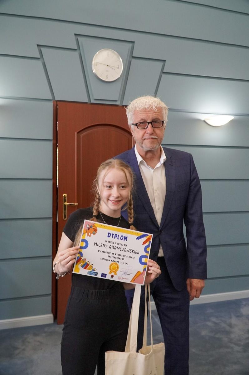 Zdjęcie w galerii na portalu naszraciborz.pl: Nagrodzono najlepsze prace w konkursie na wykonanie plakatu antysmogowego wiadomości z regionu