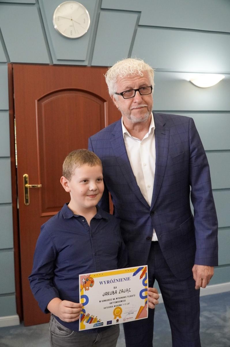 Zdjęcie w galerii na portalu naszraciborz.pl: Nagrodzono najlepsze prace w konkursie na wykonanie plakatu antysmogowego wiadomości z regionu