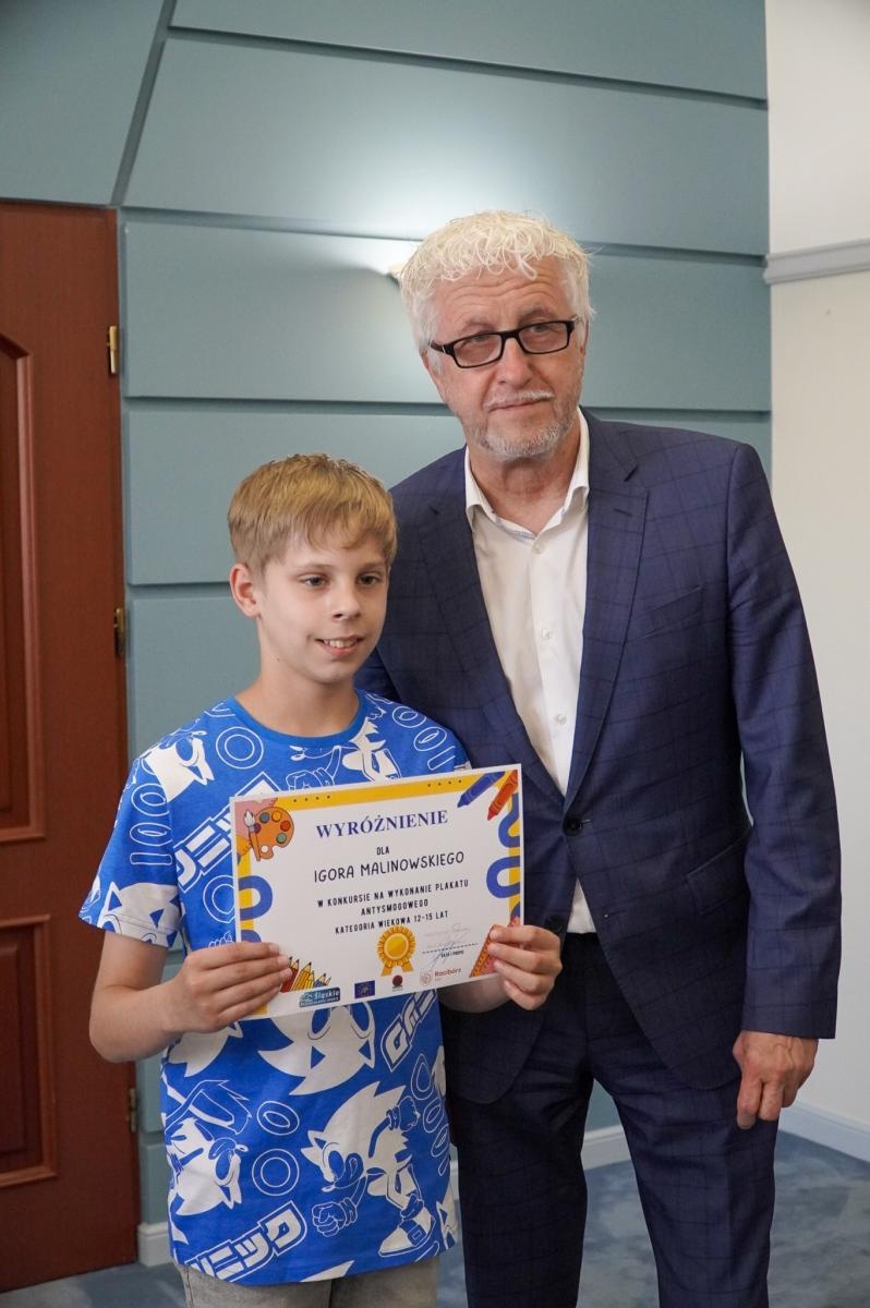 Zdjęcie w galerii na portalu naszraciborz.pl: Nagrodzono najlepsze prace w konkursie na wykonanie plakatu antysmogowego wiadomości z regionu
