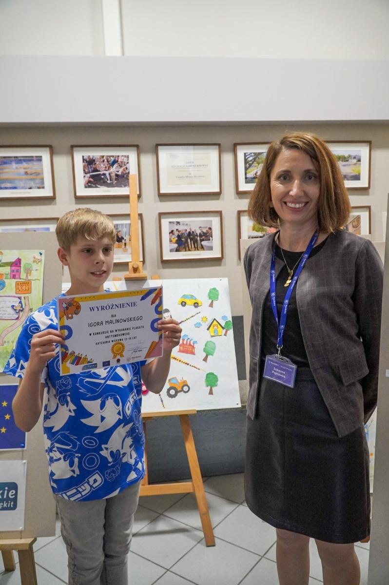 Zdjęcie w galerii na portalu naszraciborz.pl: Nagrodzono najlepsze prace w konkursie na wykonanie plakatu antysmogowego wiadomości z regionu